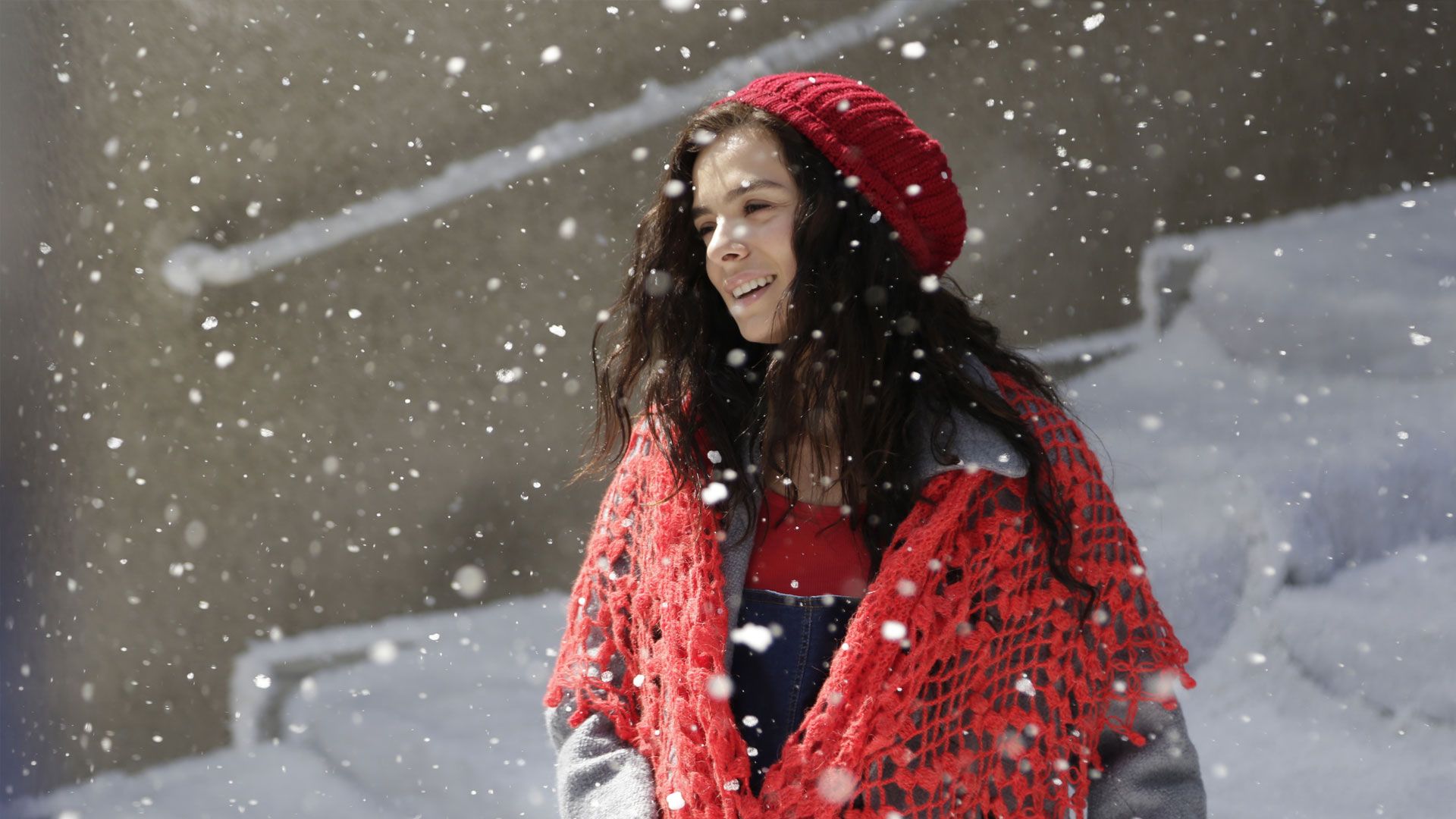 Özge Özpirinçci (Bahar Çesmeli) in una scena di La forza di una donna