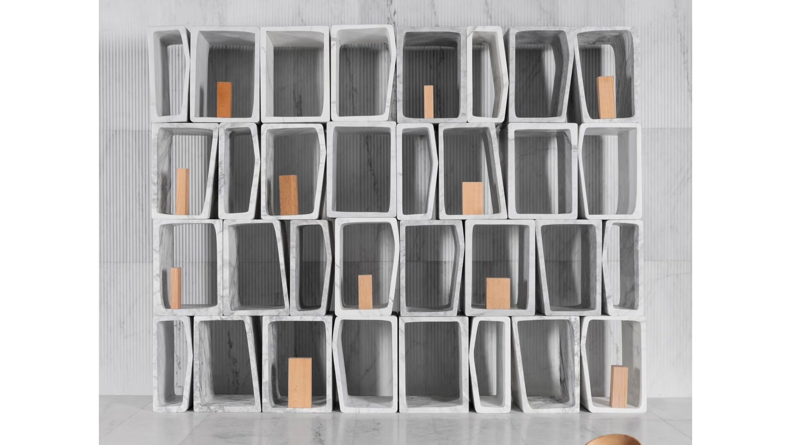 Marmeria di Archea Associati per Luce di Carrara un sistema modulare in marmo: blocchi componibili trasformabili in sgabelli, colonne e scaffalature. Courtesy Luce di Carrara