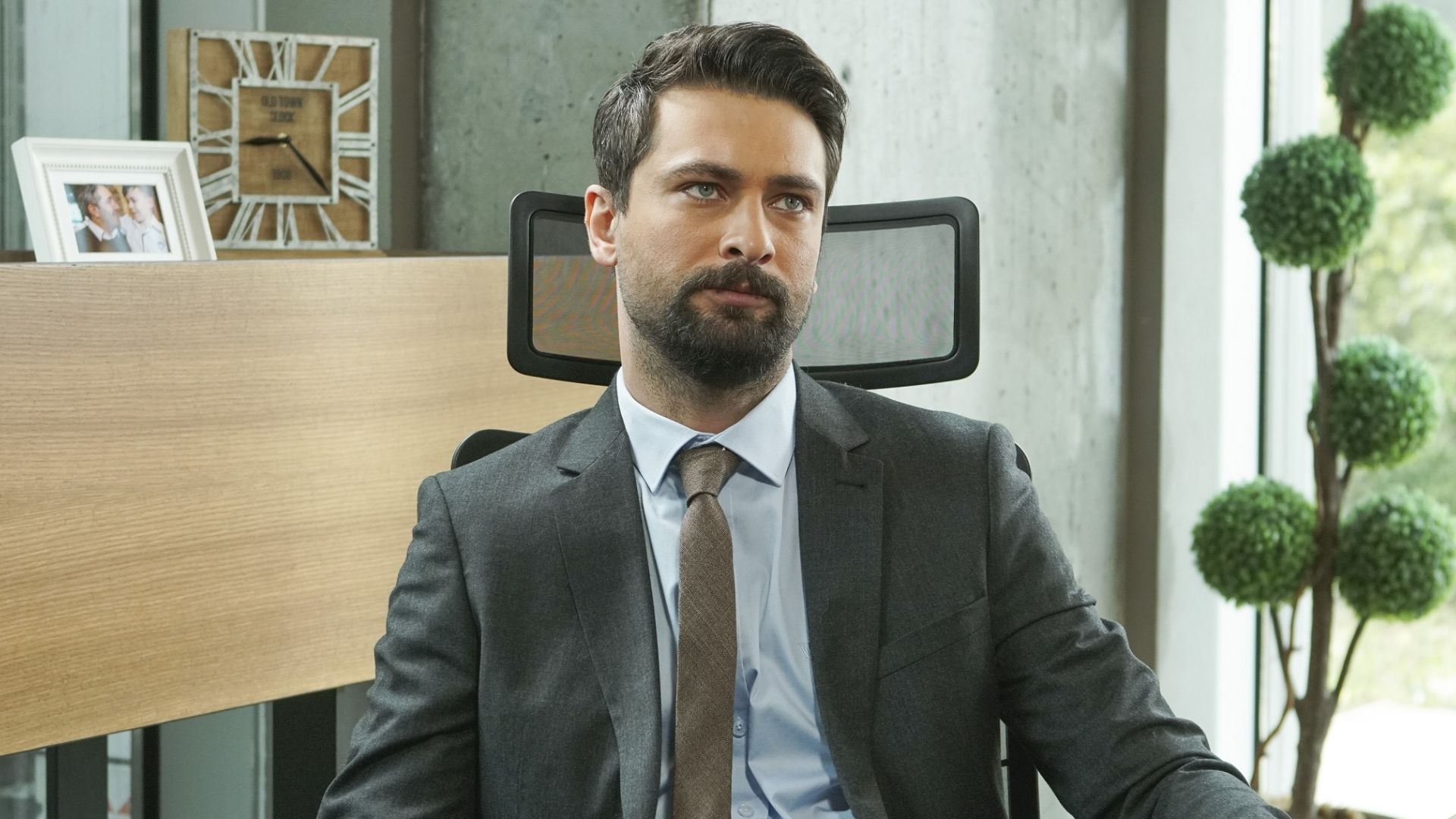 Onur Tuna (Alihan Tasdemir) in una scena di Forbidden Fruit 2