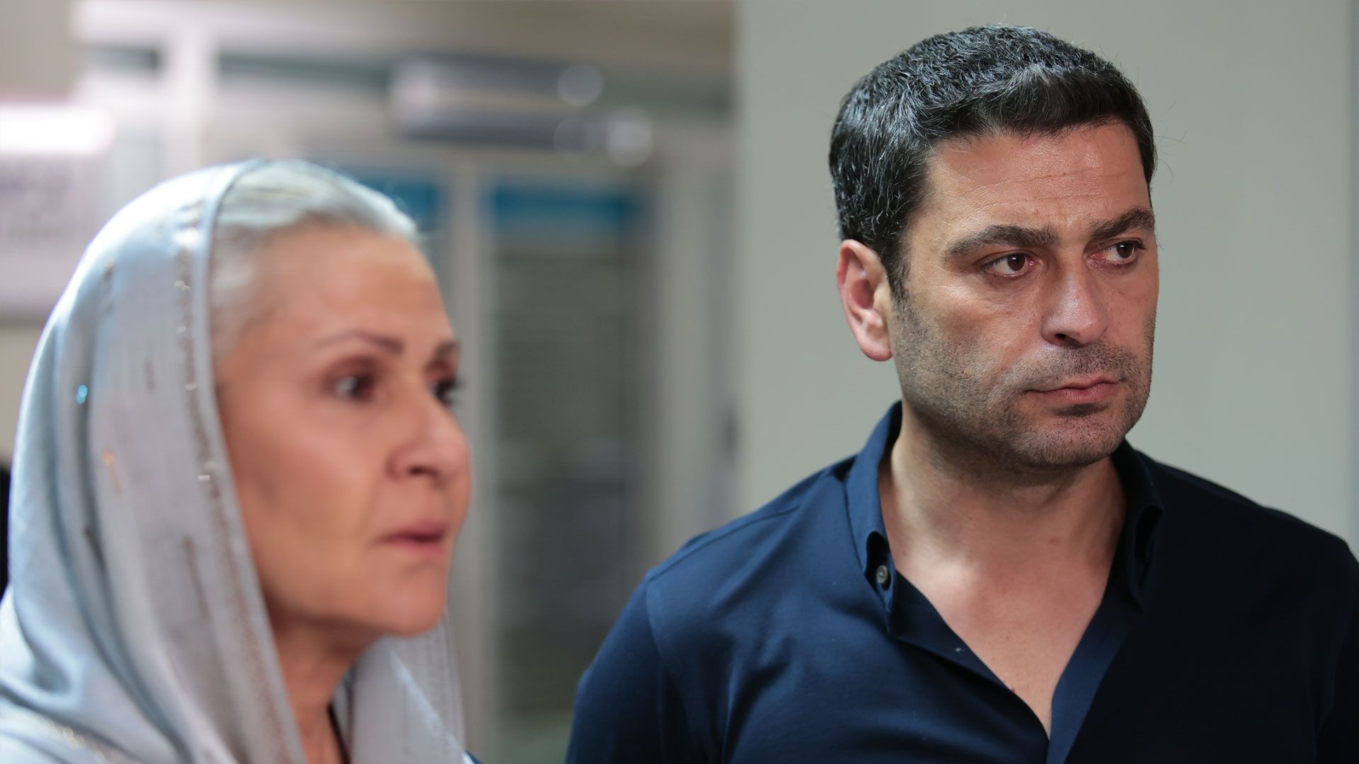 Ozan Akbaba (Cihan) in una scena di Far away