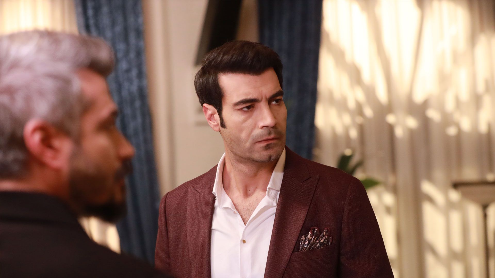Cahit Gök (Vefa) e Murat Ünalmış (Gülcemal Şahin) in una scena de La rosa de la vendetta