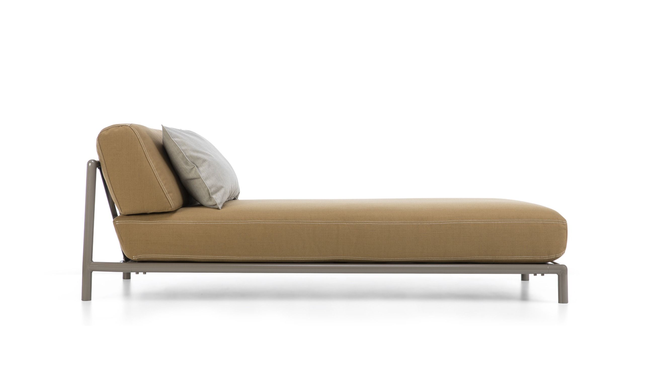 Lodge di Ethimo creato da Christophe Pillet una chaise longue sospesa in alluminio e tessuto canvas. Courtesy Press Office