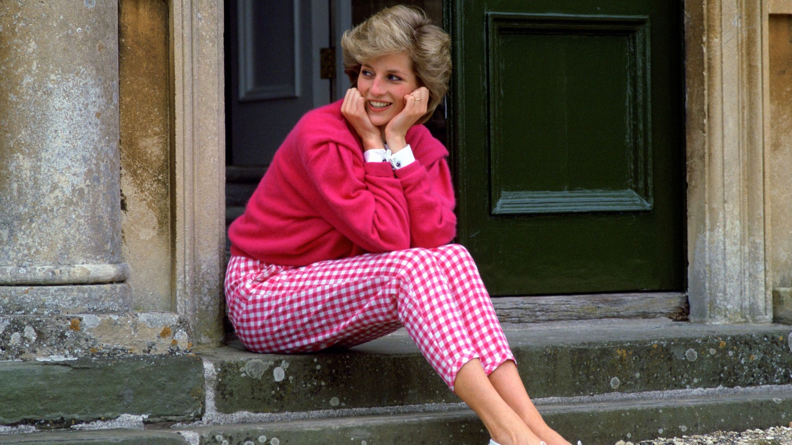 Diana seduta sui gradini davanti alla sua residenza di campagna, Highgrove, 1986 - Credits Getty Images