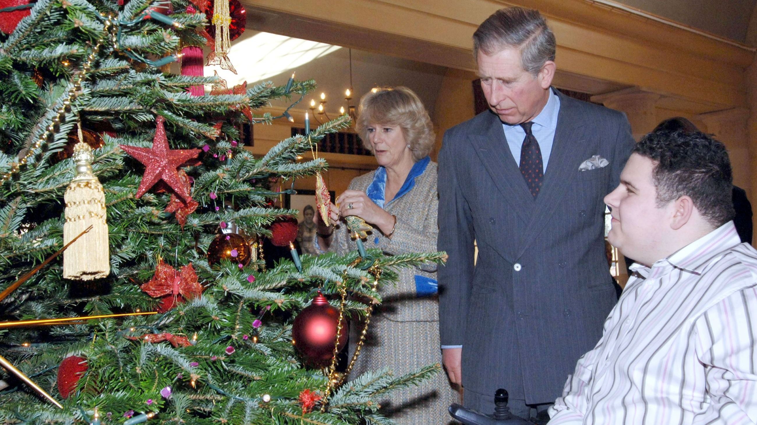 Carlo e Camilla addobbano l’albero, 2005 - Credits Getty Images