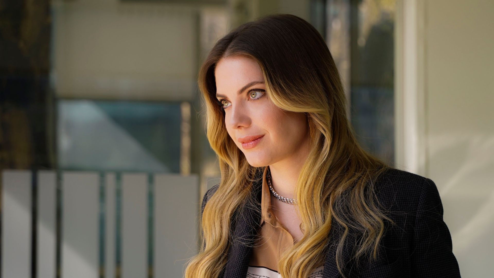 Eda Ece (Yildiz) in una scena di Forbidden Fruit 3.