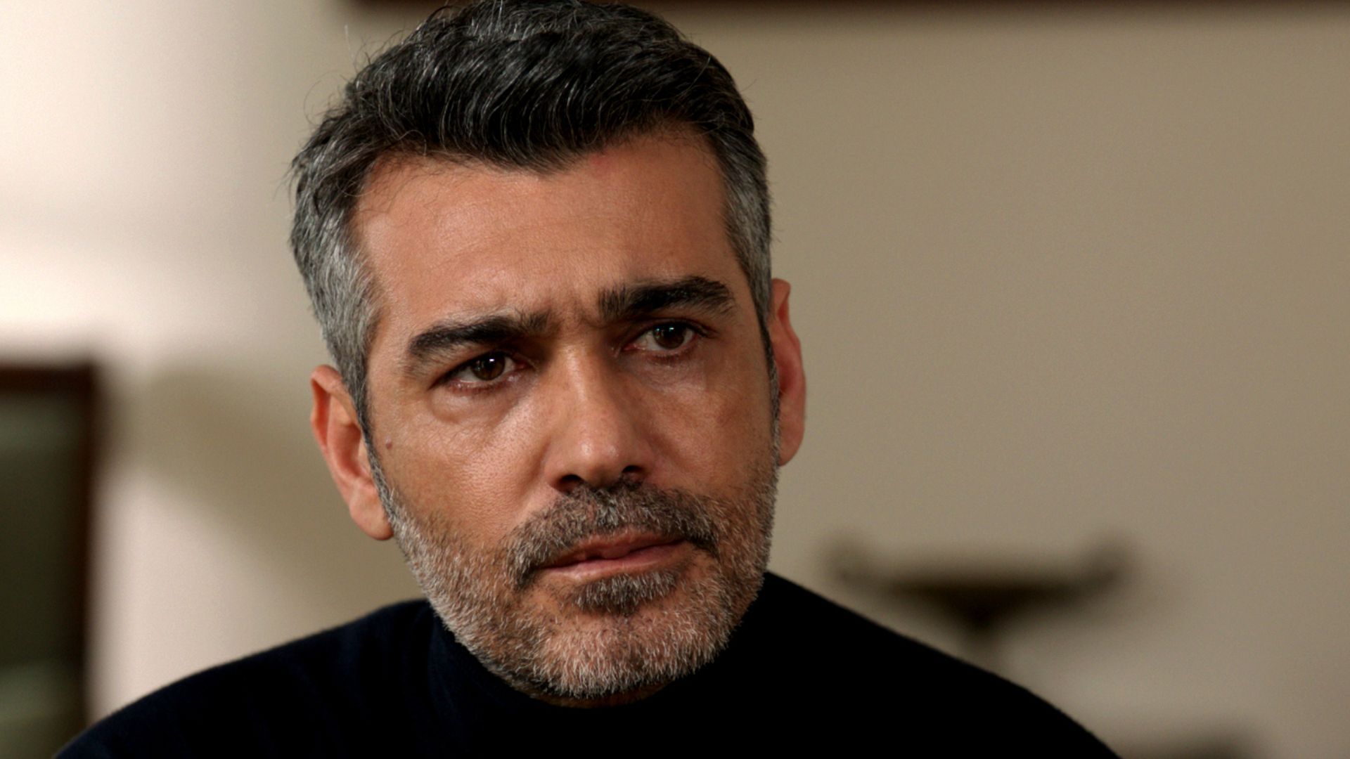 Caner Cindoruk (Sarp Cesmeli) in una scena de La forza di una donna 2