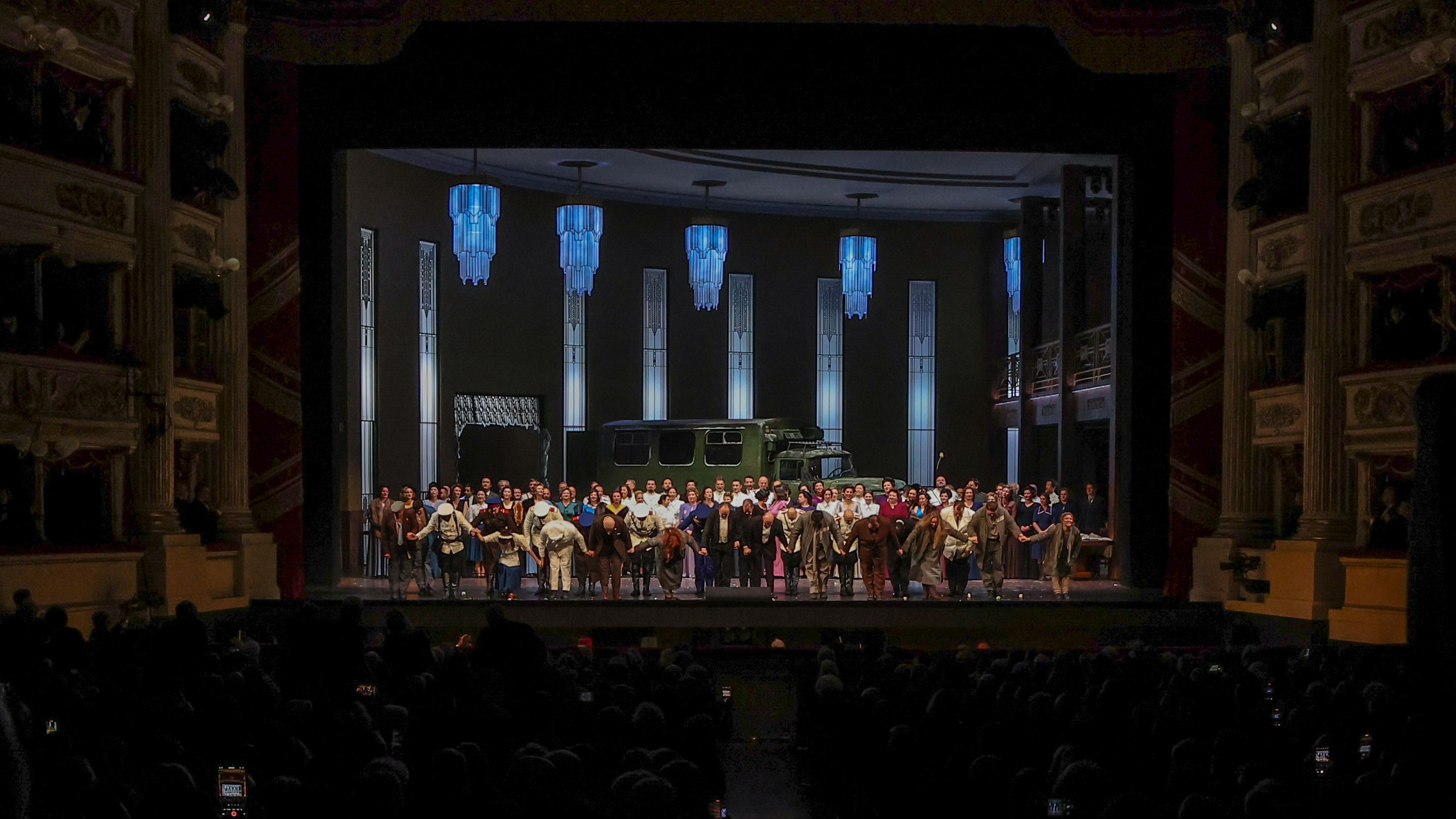 L’inchino finale del cast della pièce teatrale Lady Macbeth del distretto di Mcensk, l’opera di Dmitrij Šostakovič, al Teatro Alla Scala; 7 dicembre 2025, Milano - Credits: Getty