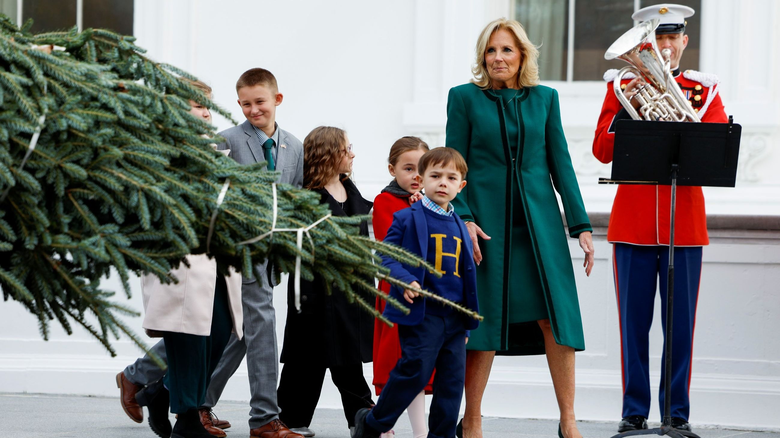Jill Biden arriva alla Casa Bianca il 20 novembre 2023 a Washington, DC, per dare il benvenuto all'albero di Natale ufficiale della Casa Bianca per il 2023 - Credits Getty Images 