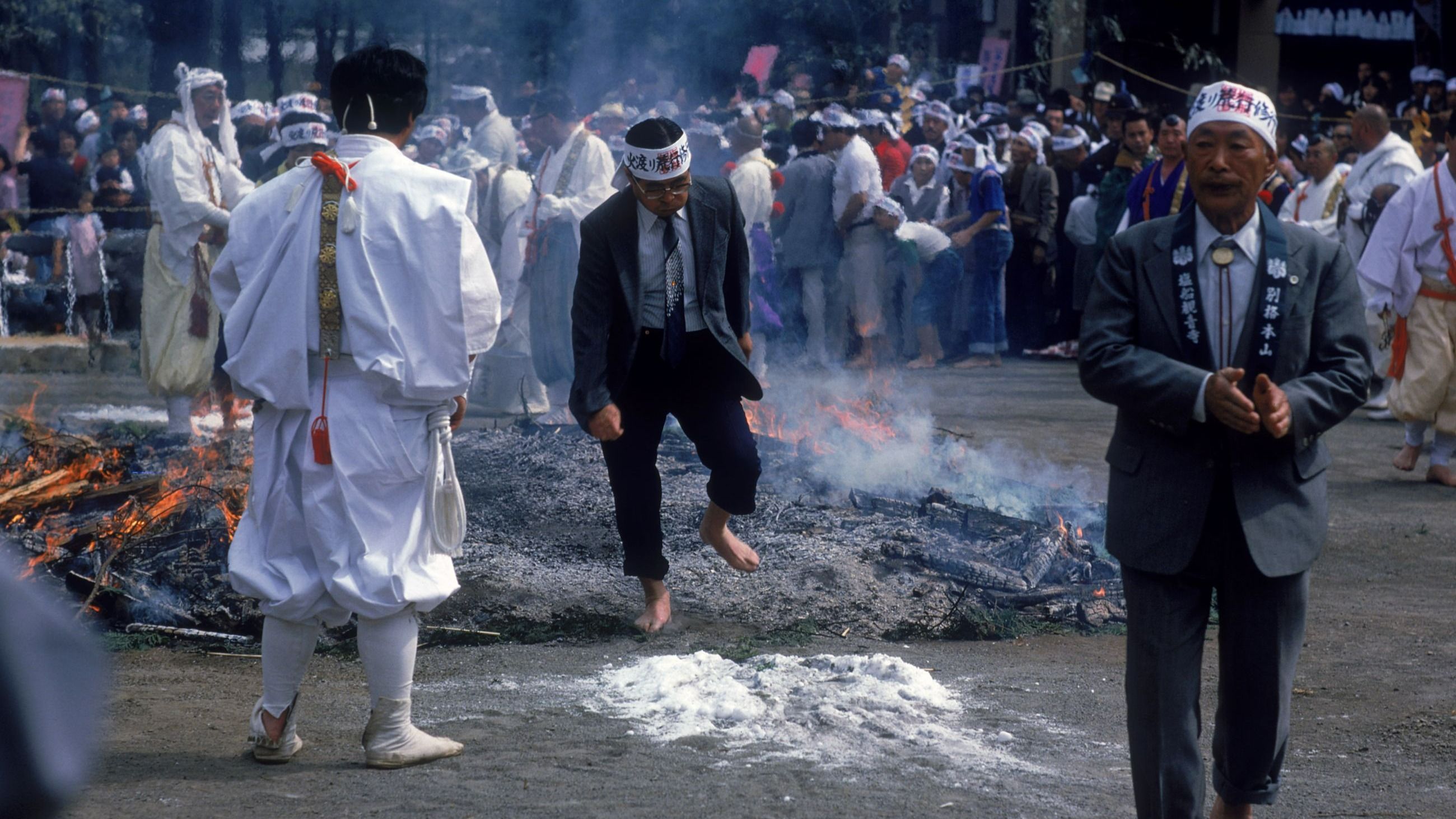 Una cerimonia “hi-watari” o camminata sul fuoco si svolge a Tokyo. La cerimonia è una tradizione degli Yamabushi, o monaci di montagna - Credits Getty Images