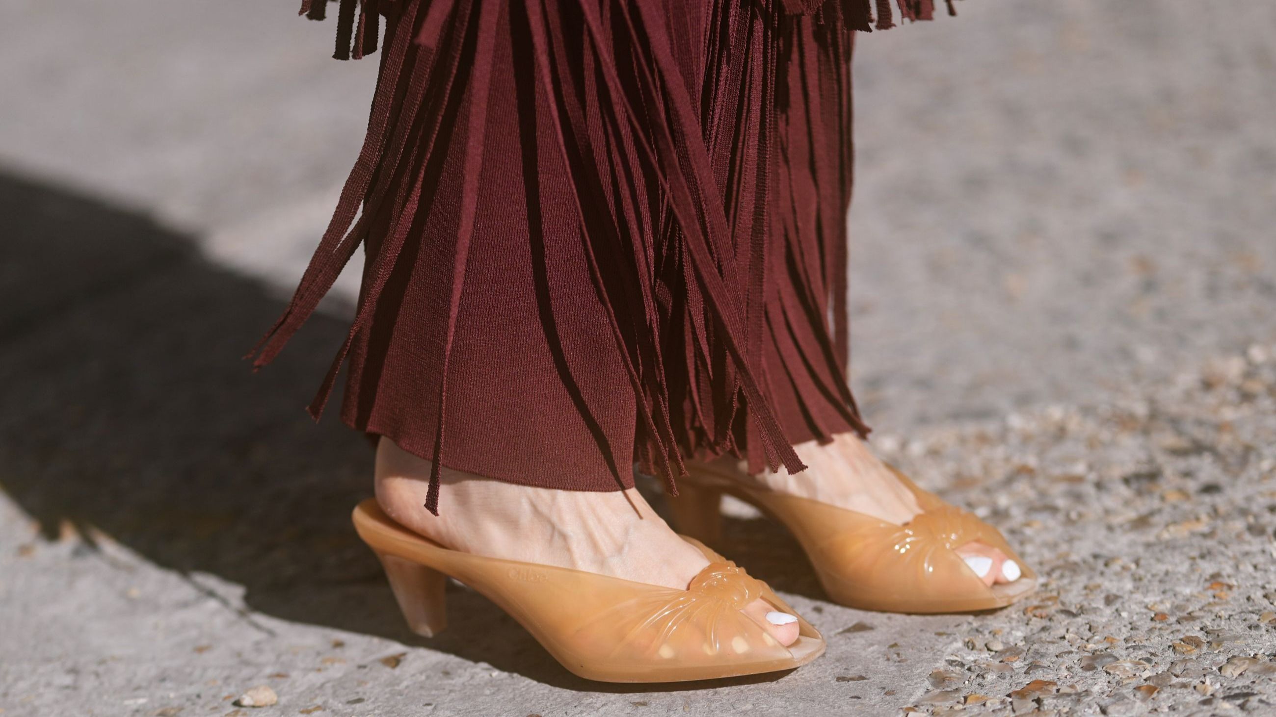 Le Jelly shoes Chloé PE26 dalla linea rétro sono tra i must-have assoluti di stagione: dopo averle avvistate in passerella hanno letteralmente conquistato lo street-style - Credits: Getty Images