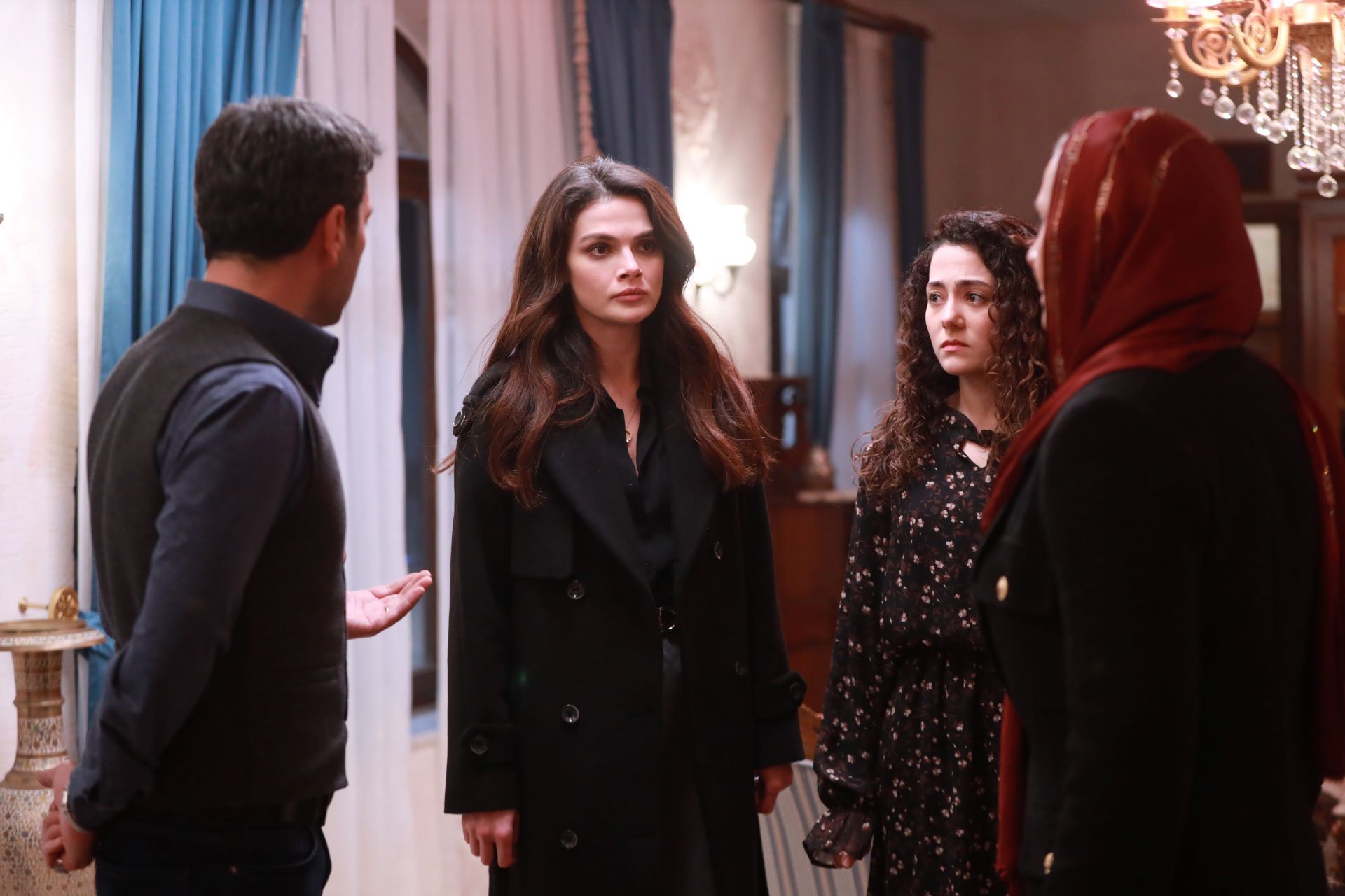 Sinem Unsal (Alya) in una scena di Far away