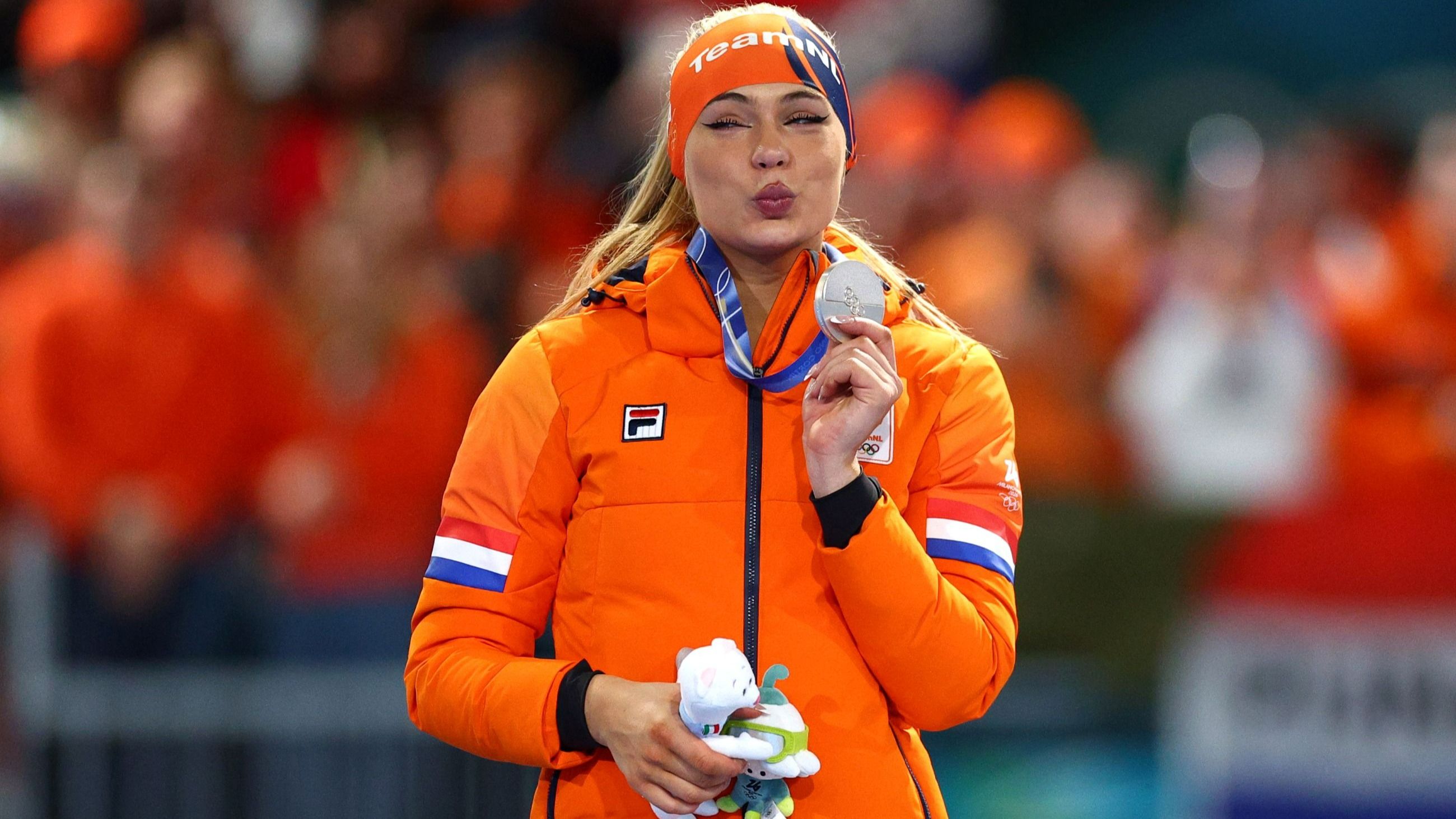 La medaglia d’argento Jutta Leerdam del Team Paesi Bassi festeggia sul podio durante la cerimonia di premiazione dei 500 metri femminili di pattinaggio di velocità, nel nono giorno dei Giochi Olimpici Invernali di Milano Cortina 2026, presso il Milano Speed Skating Stadium il 15 febbraio 2026 a Milano, Italia - Credits: Getty Images