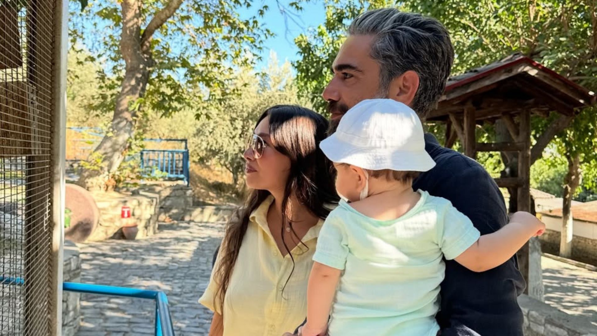 Neslihan Atagul con il figlio e il marito