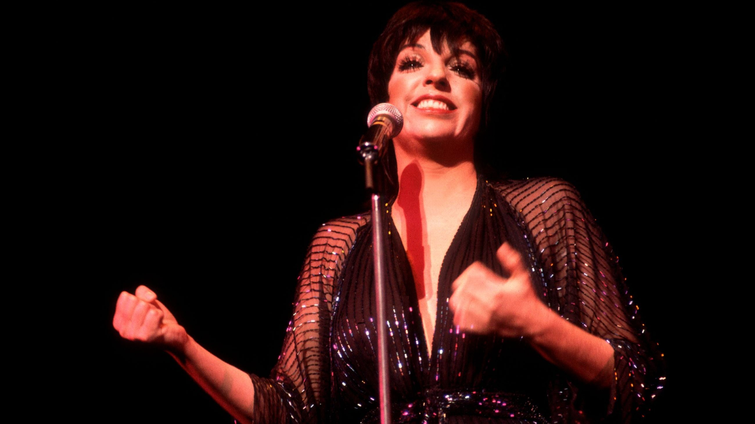 Liza Minnelli che si esibisce sul palco del Chicago Theatre a Chicago, Illinois, 11 febbraio 1982 - Credits: Getty Images 