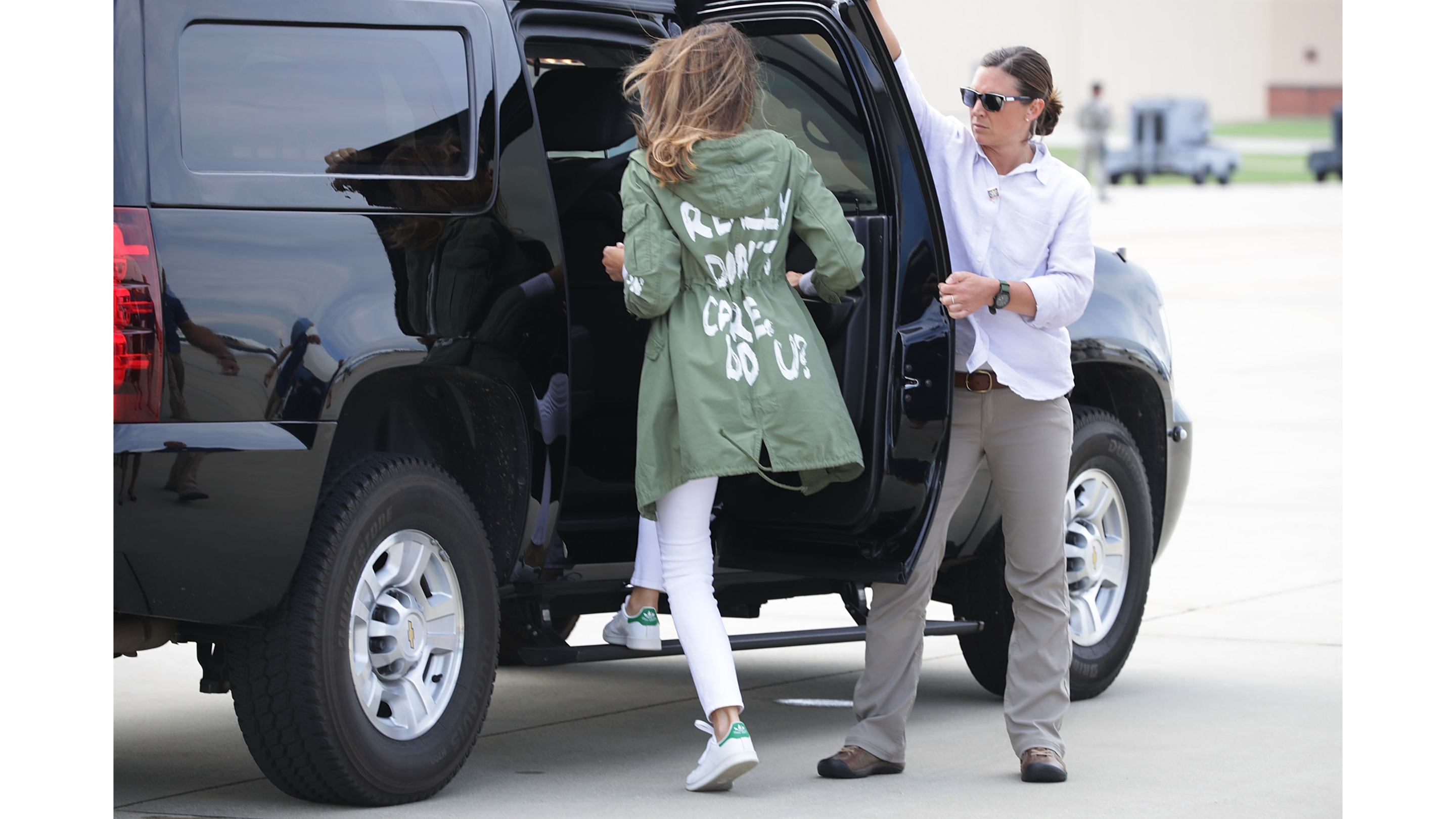 Melania Trump indossa la giacca con la scritta “I really don’t care, do u?”, 2017 – Credits: Getty Images
