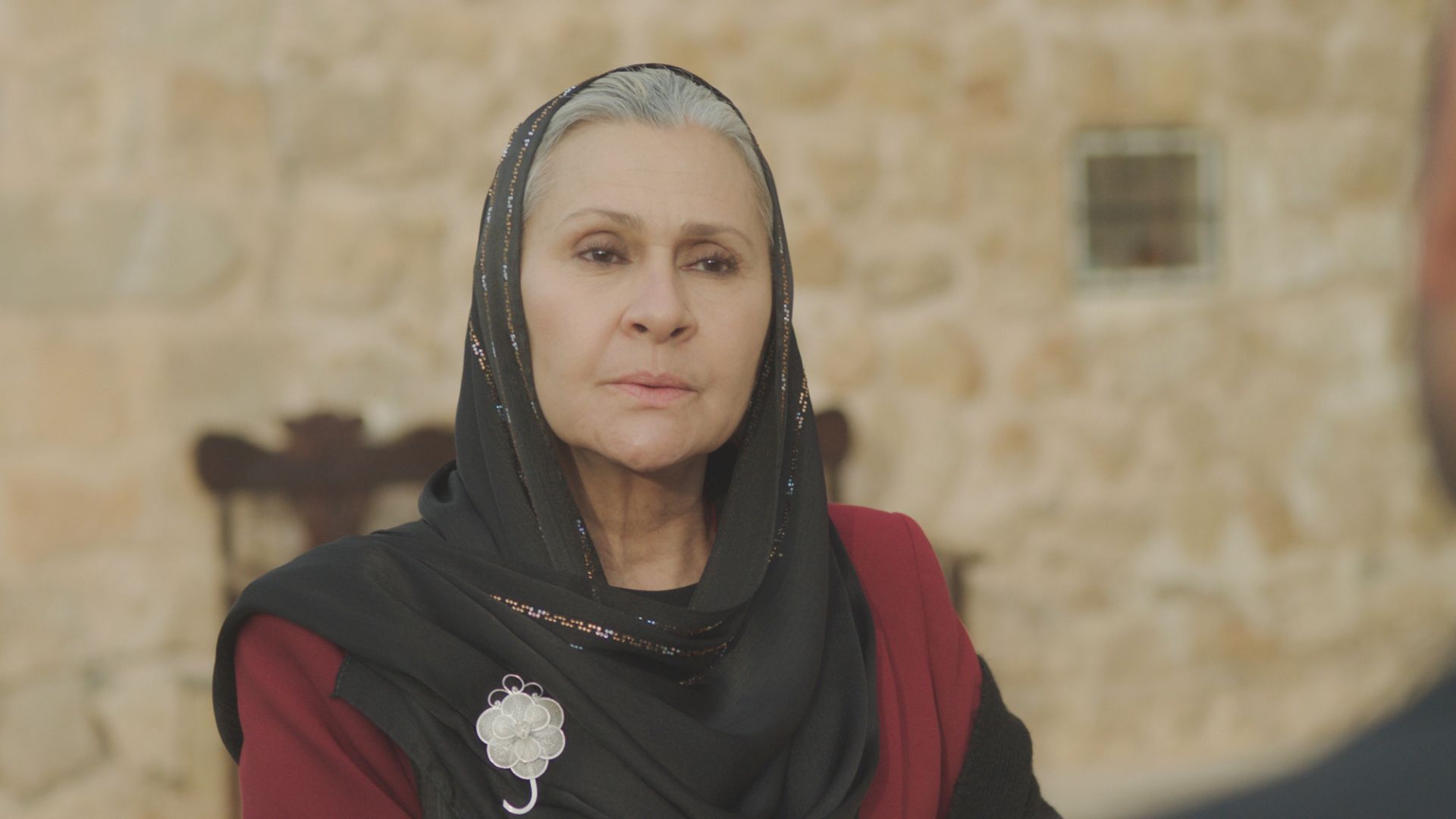 Gonca Cilasun (Sadakat) in una scena di Far away