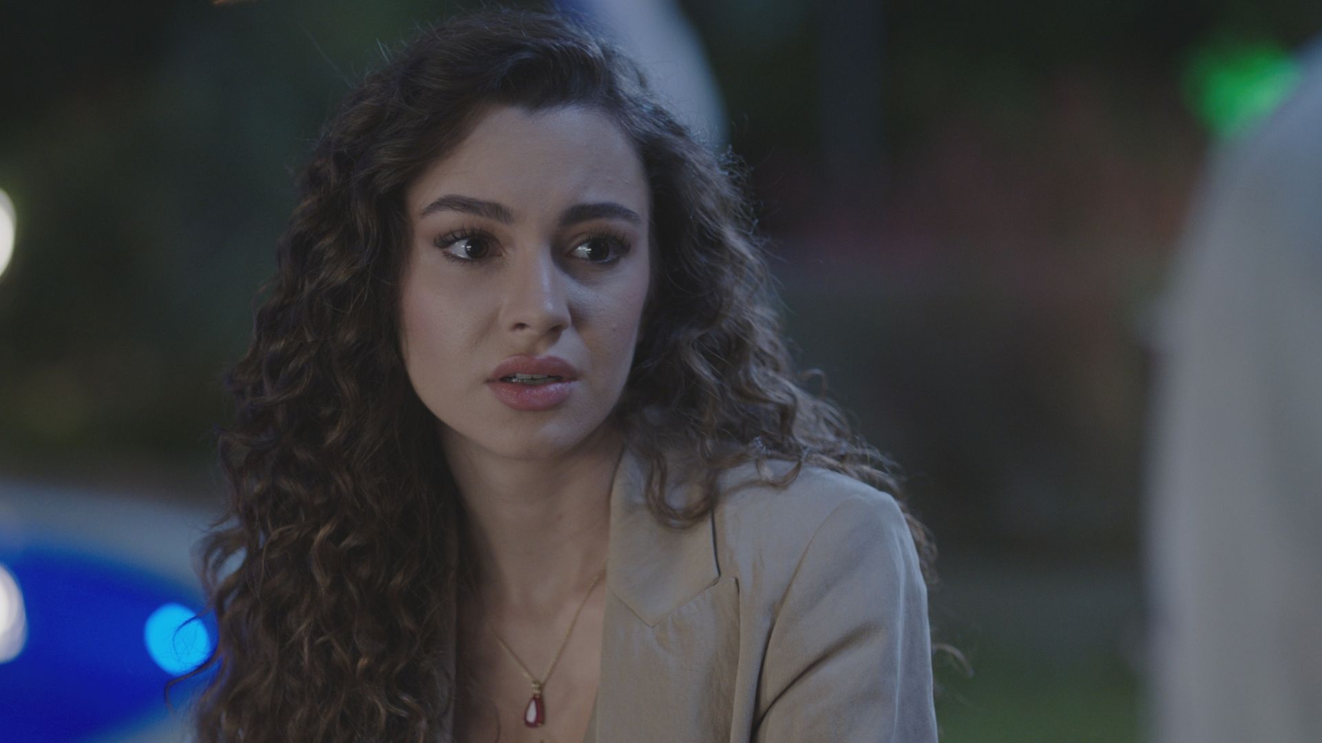 Burcu Yazgi Coskun (Canfeza) in una scena di Racconto di una notte