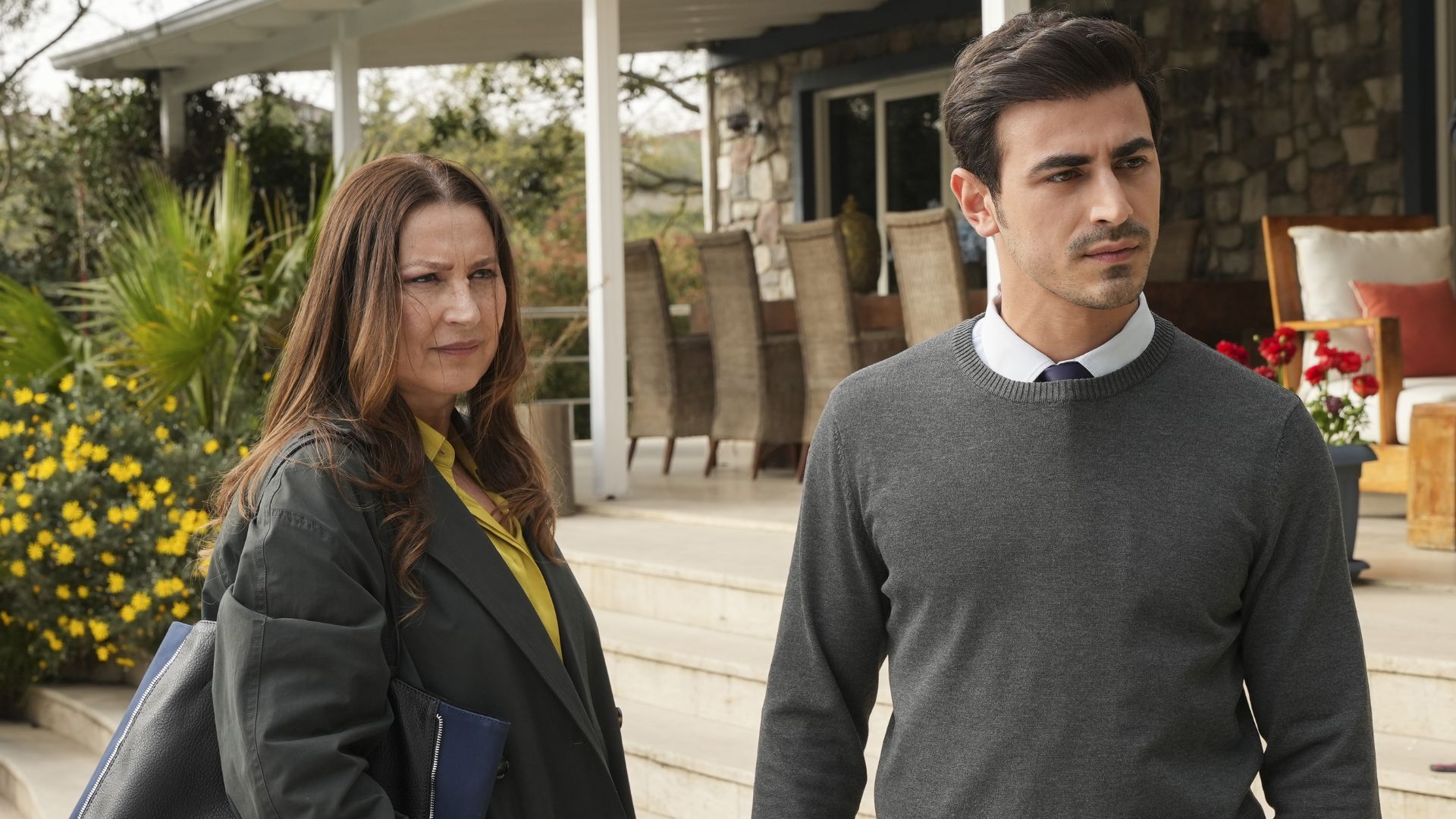 Vahide Percin (Guzide) ed Emin Gunenc (Dundar) in una scena di Tradimento 2