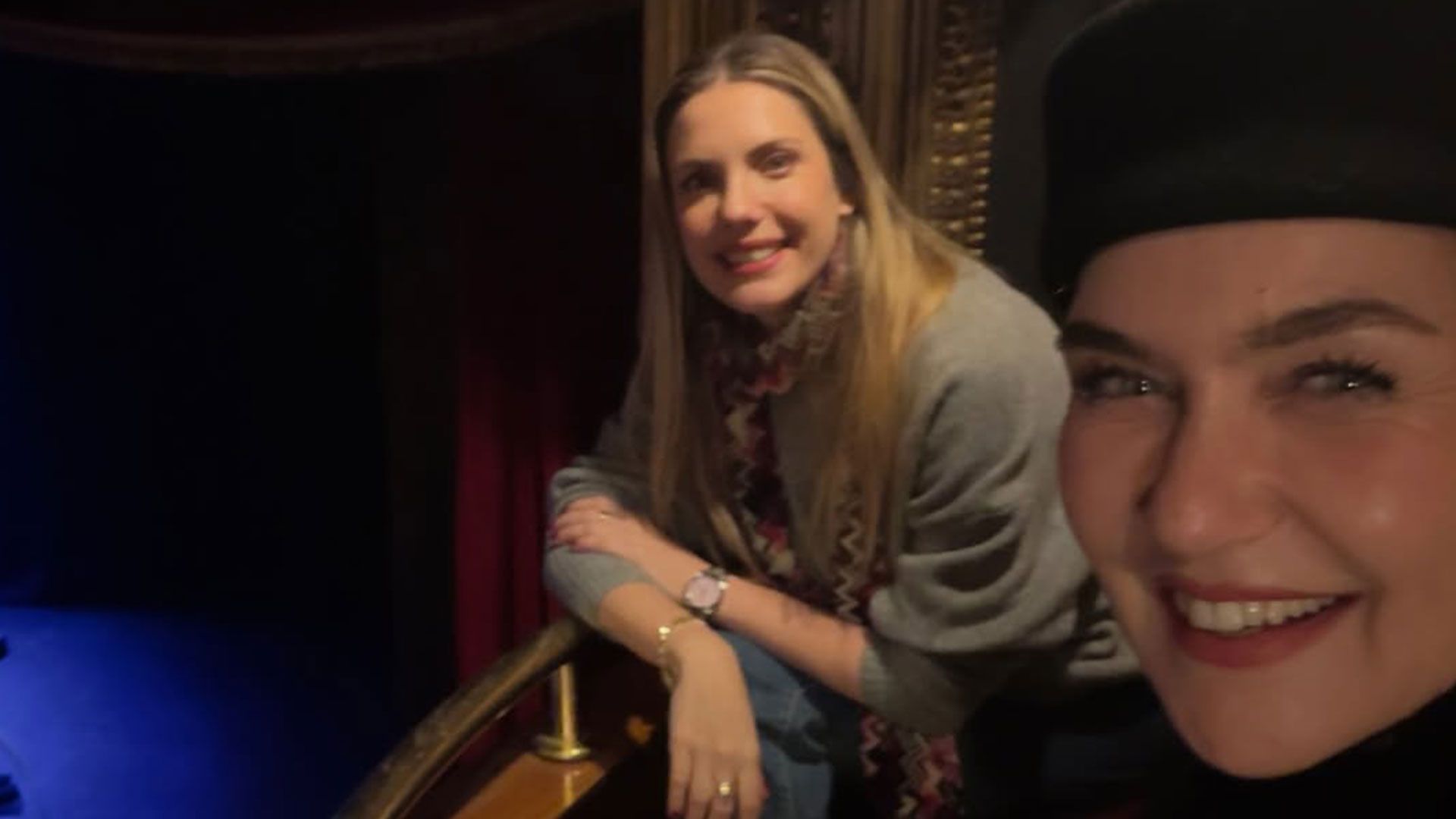 Sevval Sam e Eda Ece a teatro | Instagram: @sevvalsam