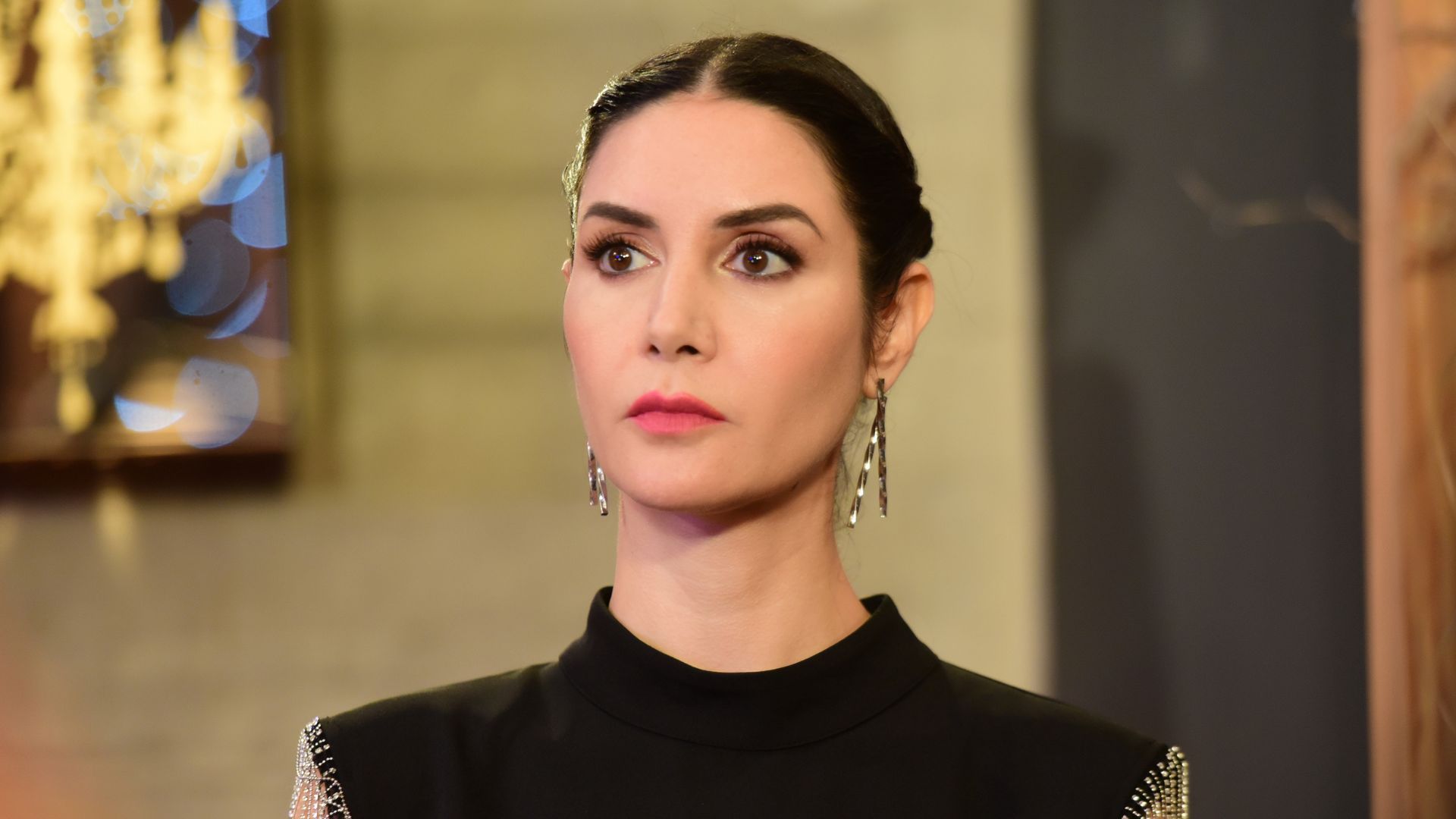 Ahu Yagtu (Suzan) in una scena di Tutto per la mia famiglia 2