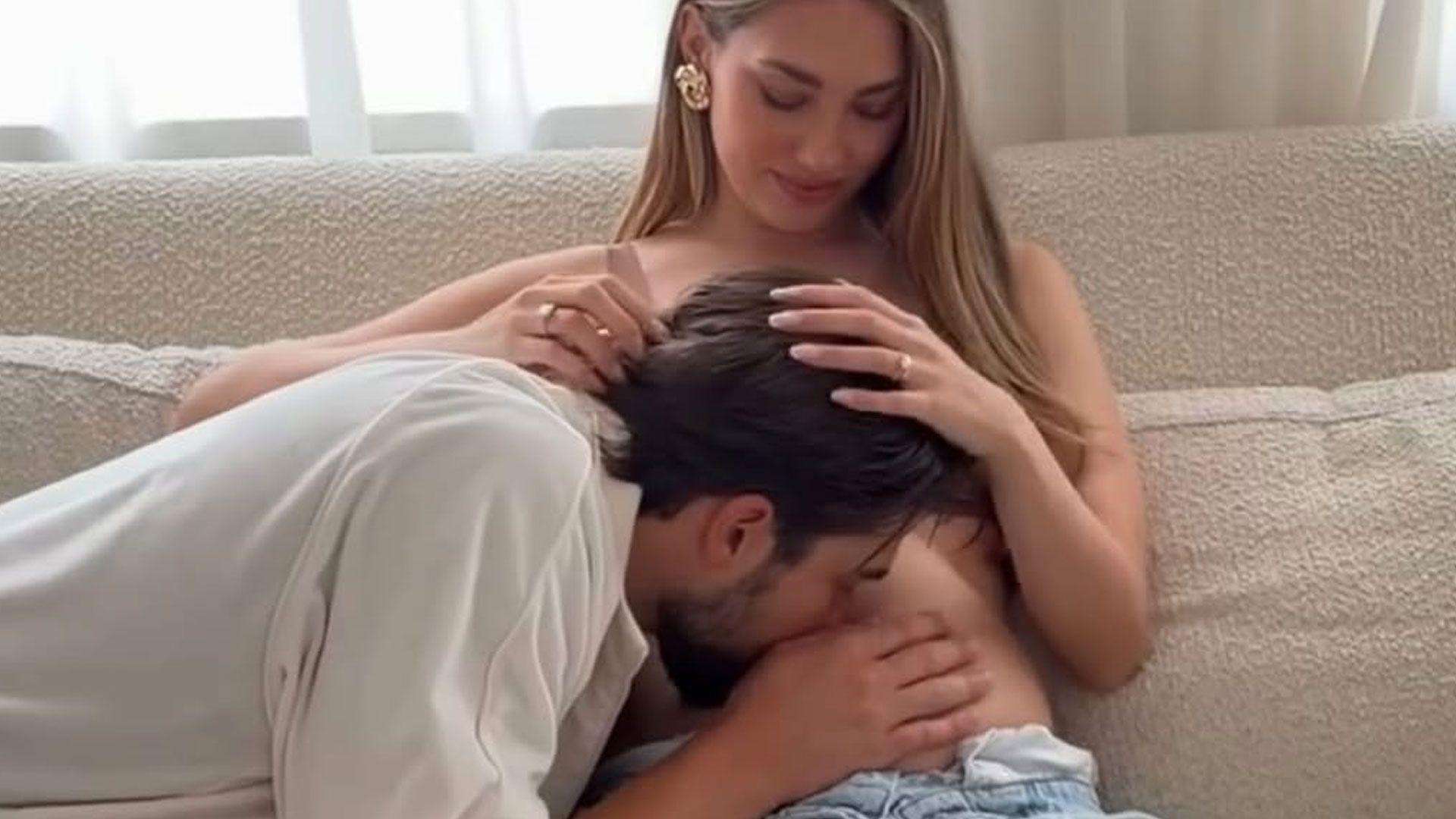 Paolo Crivellin bacia la pancia di Angela Caloisi | Instagram: @verissimotv