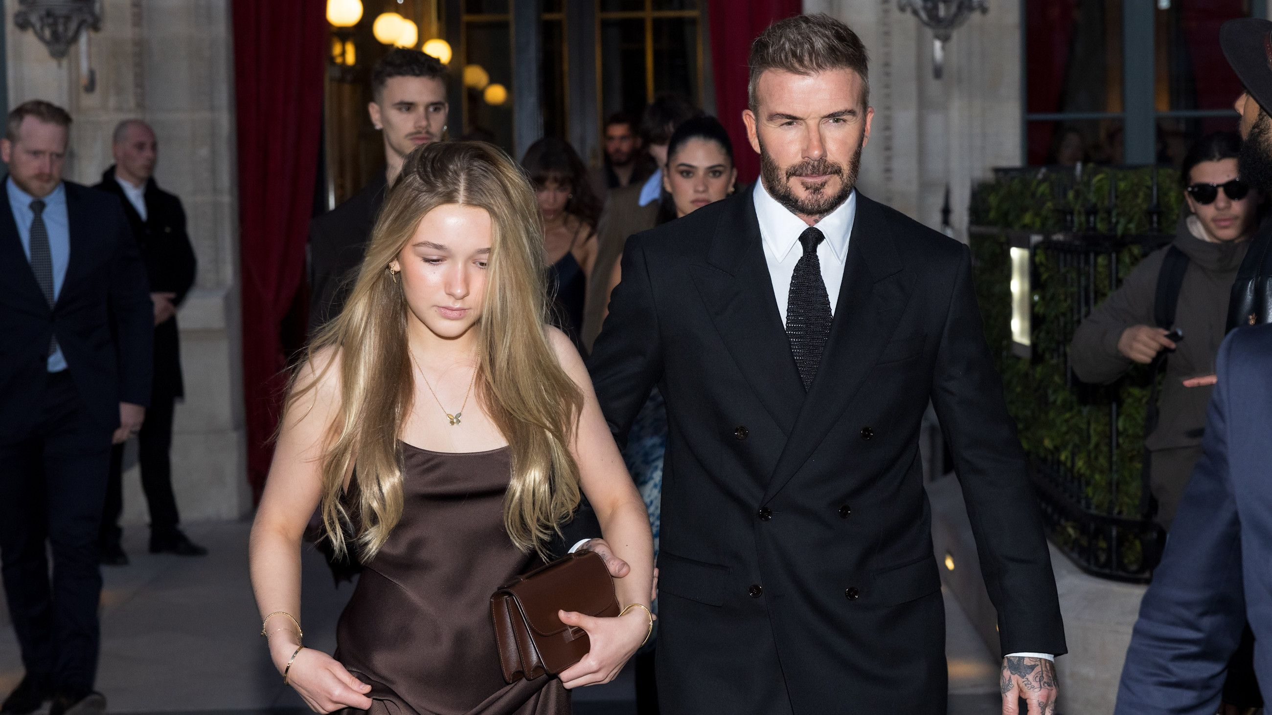 David Beckham e la figlia Harper durante la Paris Fashion Week 2025
