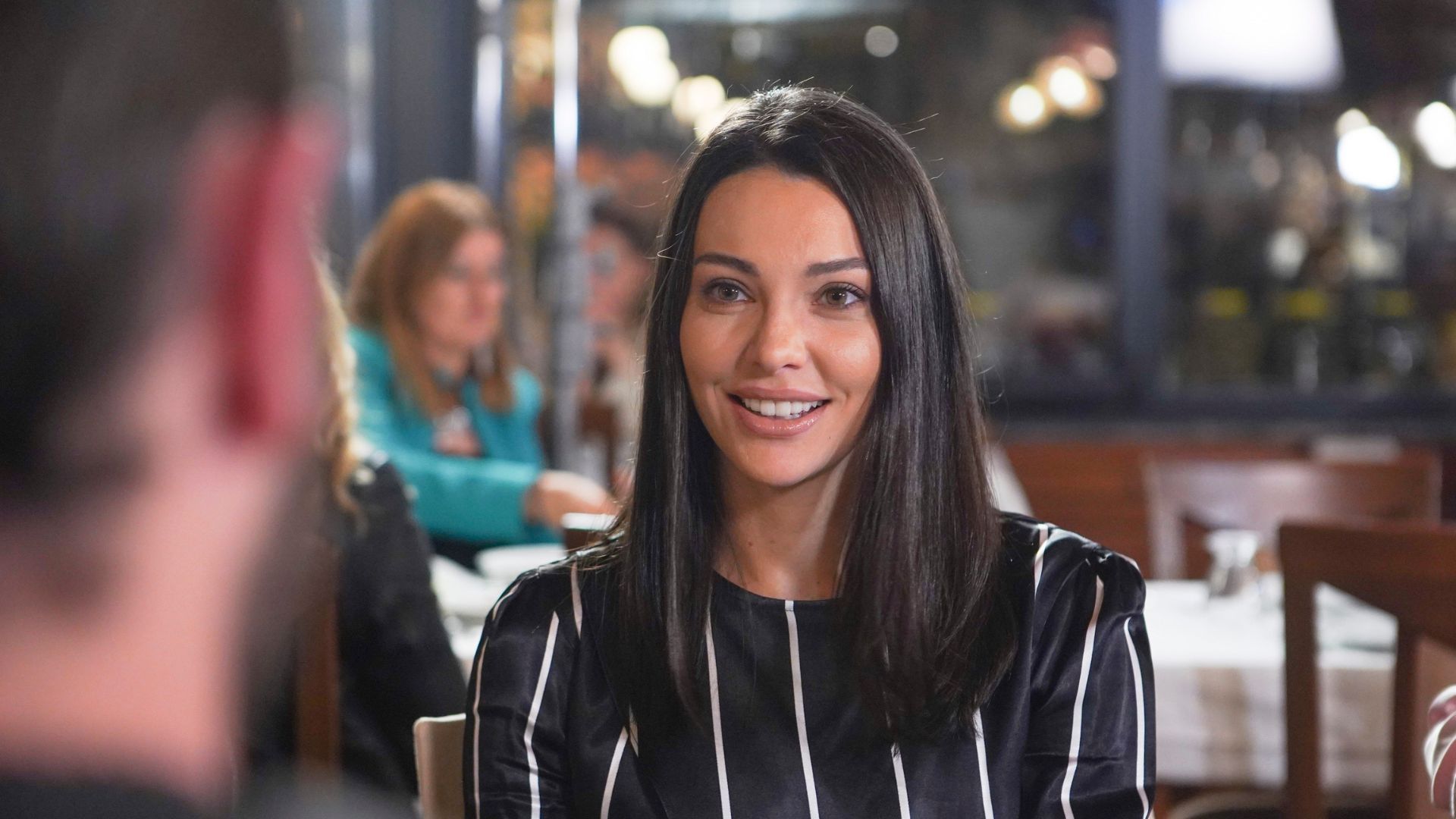 Tuvana Turkay (Leyla Celebi) in una scena di Forbidden Fruit 3