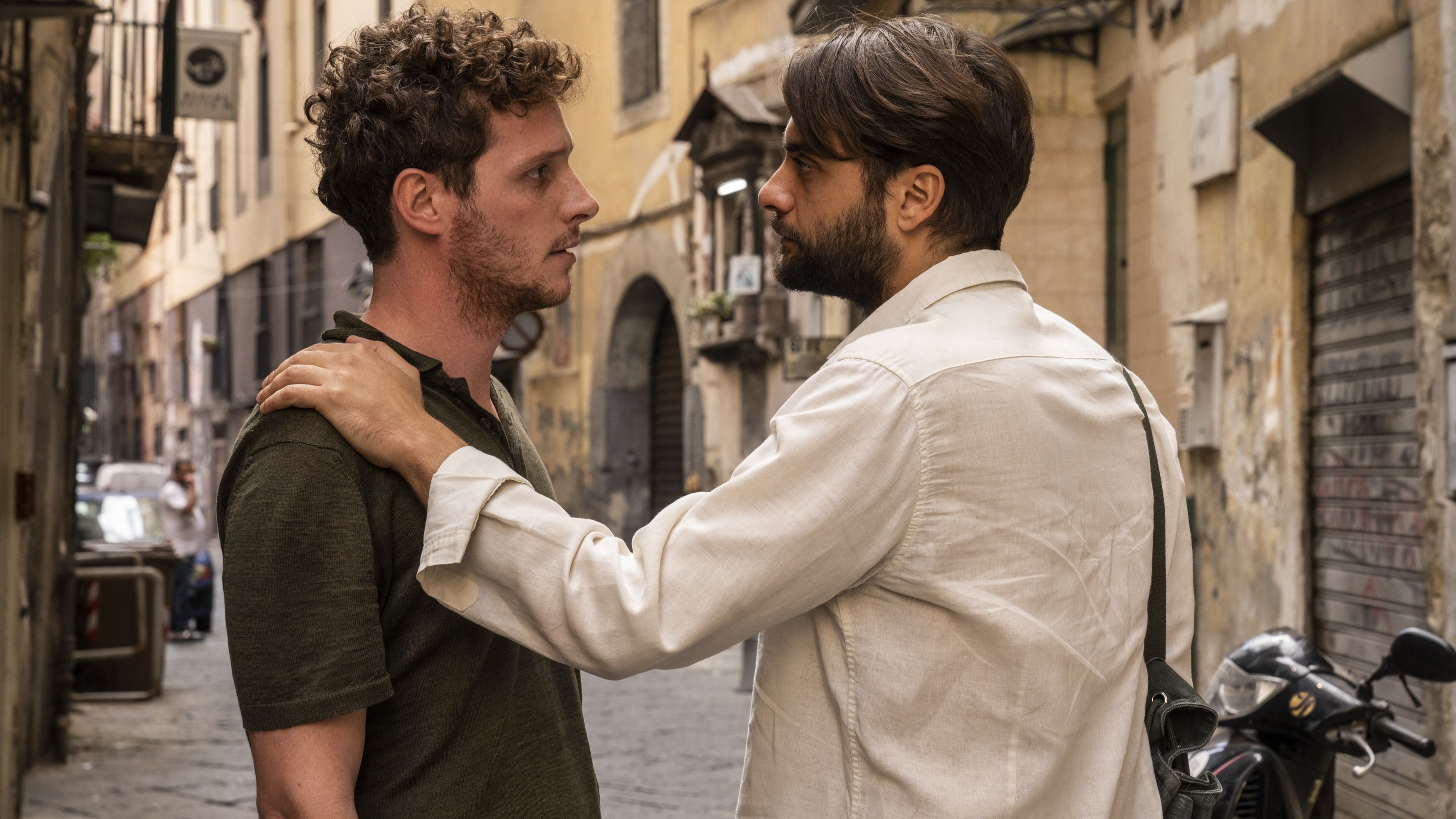 Gli attori Alessandro Piavani e Pierluigi Gigante in una scena del film Nata per te