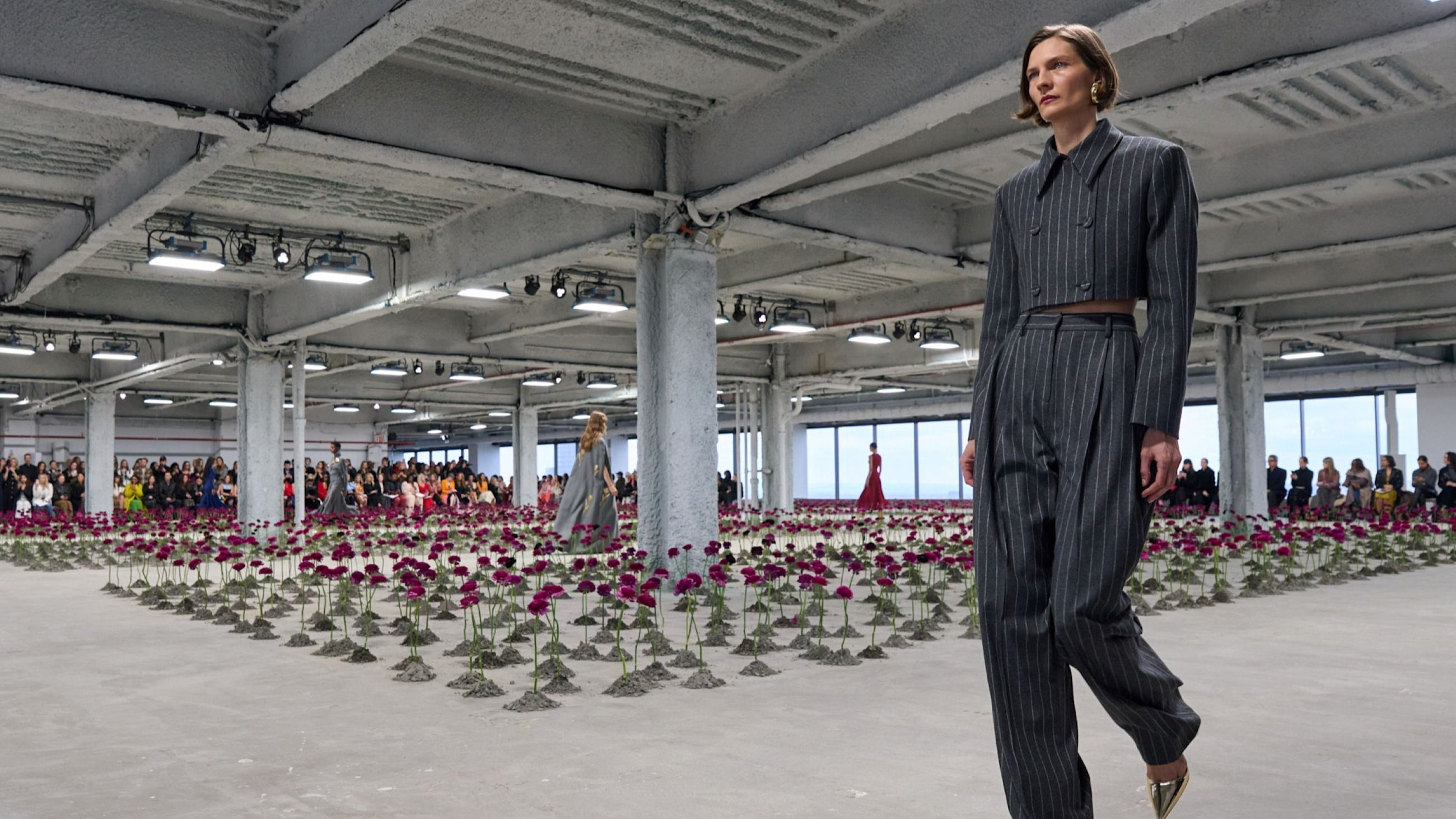 Dalla sfilata di Carolina Herrera FW2526 un look che porta in scena un tailleur gessato caratterizzato da un blazer cropped doppiopetto allacciato e pantaloni di taglio maschile a palazzo - Credits: Launchmetrics.com/Spotlight