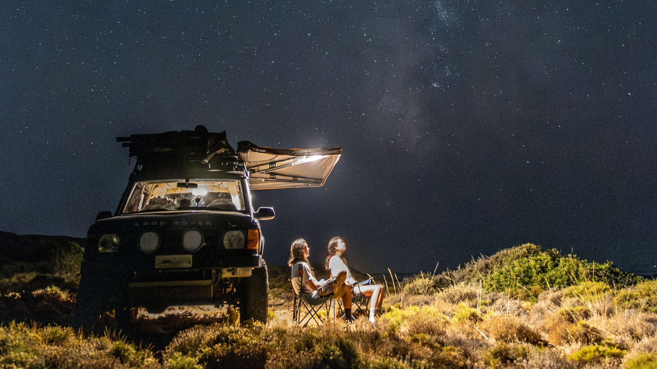 Sotto un cielo senza confini, una tenda e un tendalino trasformano la notte in libertà e silenzio assoluto - Crediti: CarCamp 