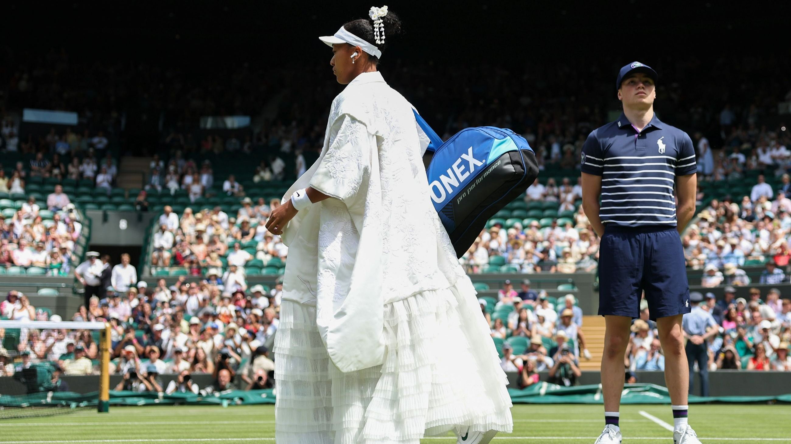 Naomi Osaka del Giappone entra in campo indossando il suo outfit pre-partita prima del match di terzo turno del singolare femminile contro l’australiana Daria Kasatkina, nella quinta giornata dei Championships di Wimbledon 2026, presso l’All England Lawn Tennis and Croquet Club, il 3 luglio 2026 a Londra, in Inghilterra - Credits: Getty Images