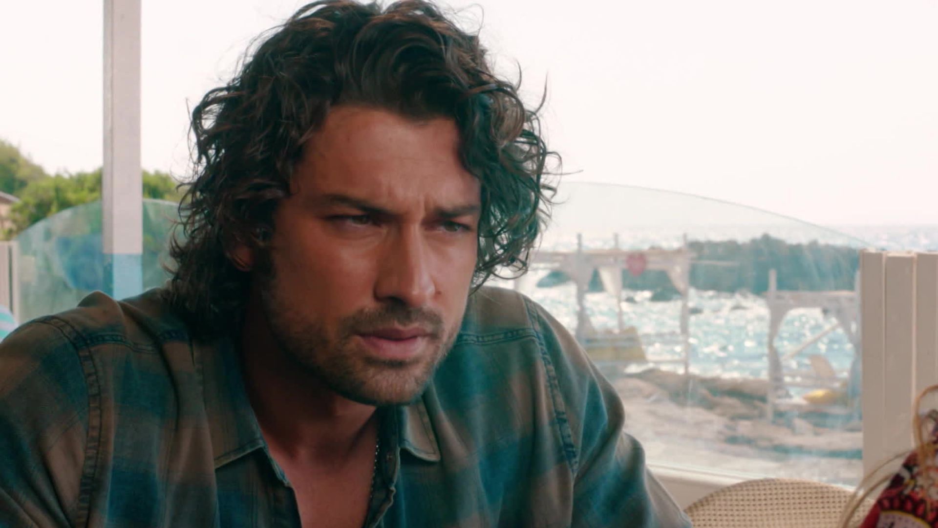 Alp Navruz (Poyraz) in una scena di Be My Sunshine