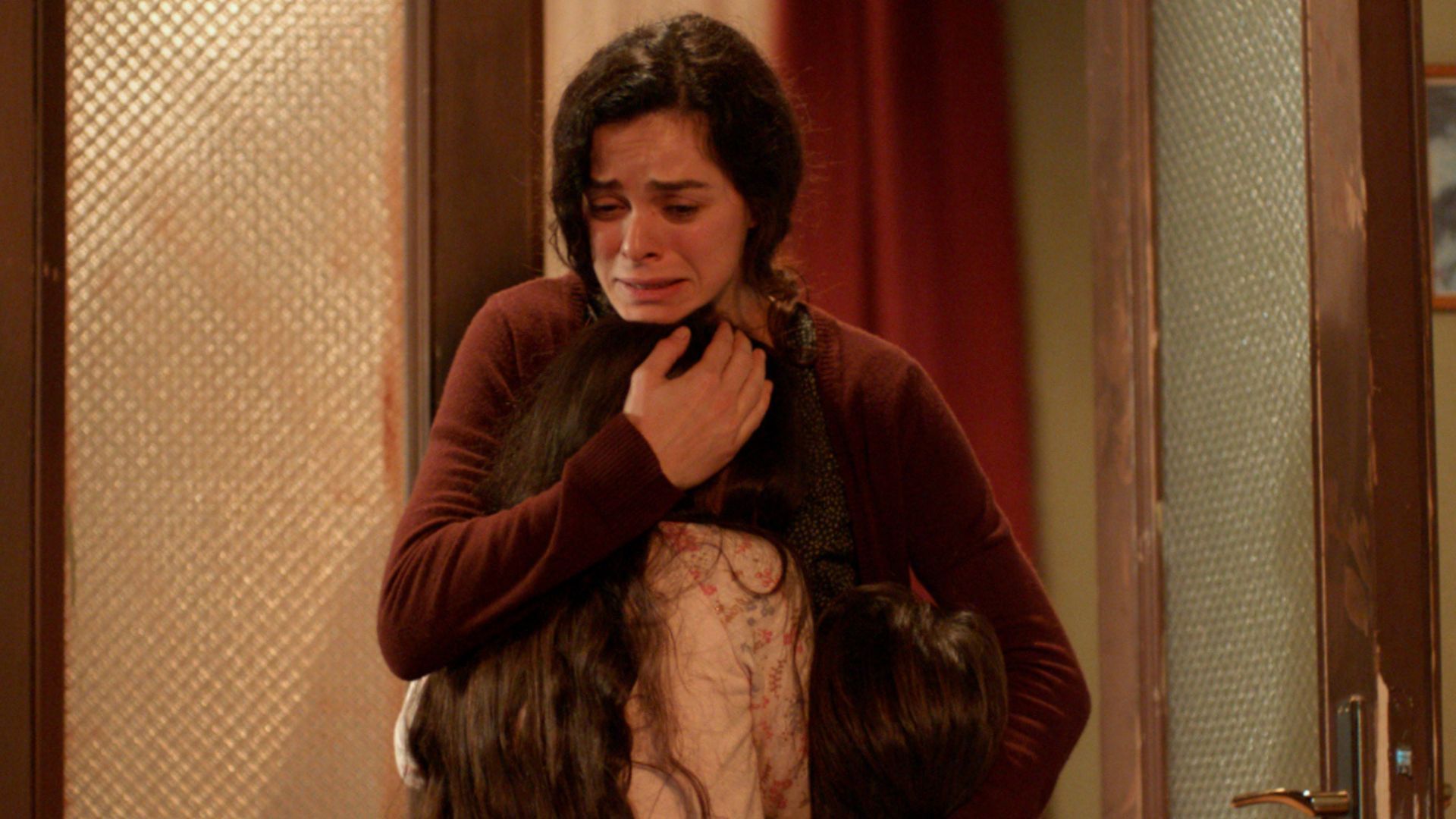 Bennu Yildirimlar (Hatice Sarikadi) in una scena de La forza di una donna 2