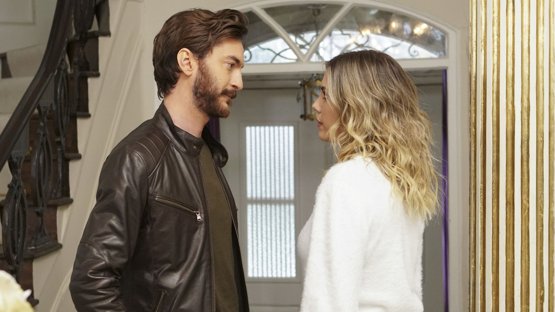 Eda Ece (Yildiz Argun) e Sarp Can Koroglu (Kemal Karaca) in una scena di Forbidden Fruit 2