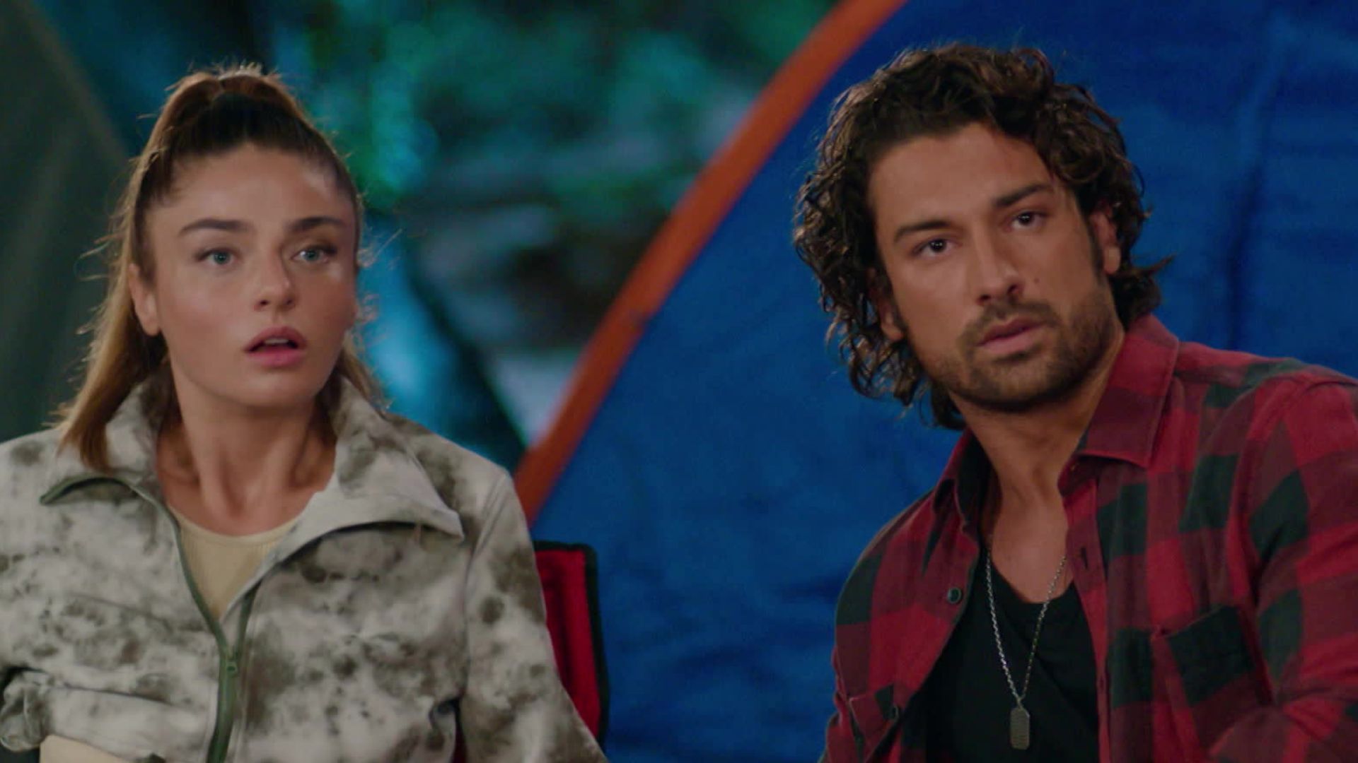 Ayca Aysin Turan (Haziran) e Alp Navruz (Poyraz) in una scena di Be My Sunshine