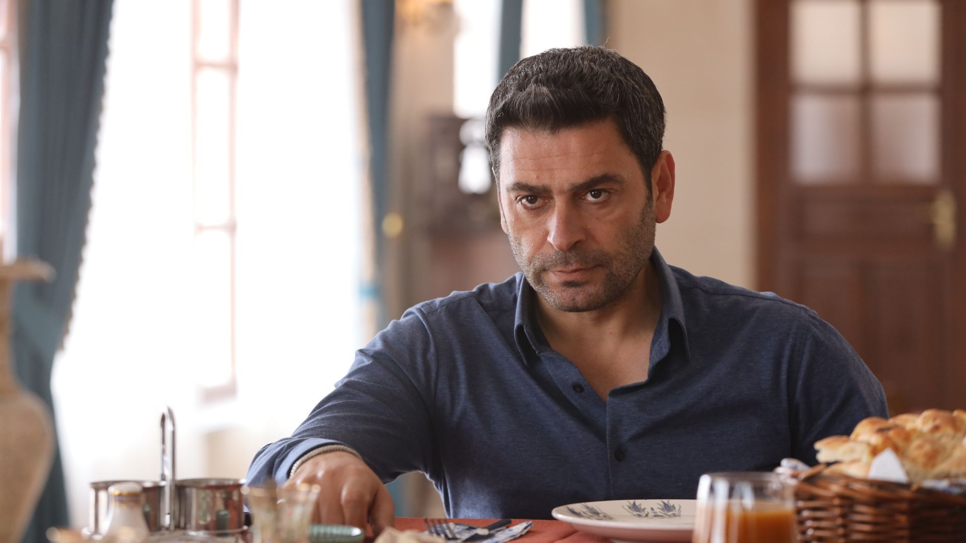 Ozan Akbaba (Cihan) in una scena di Far away