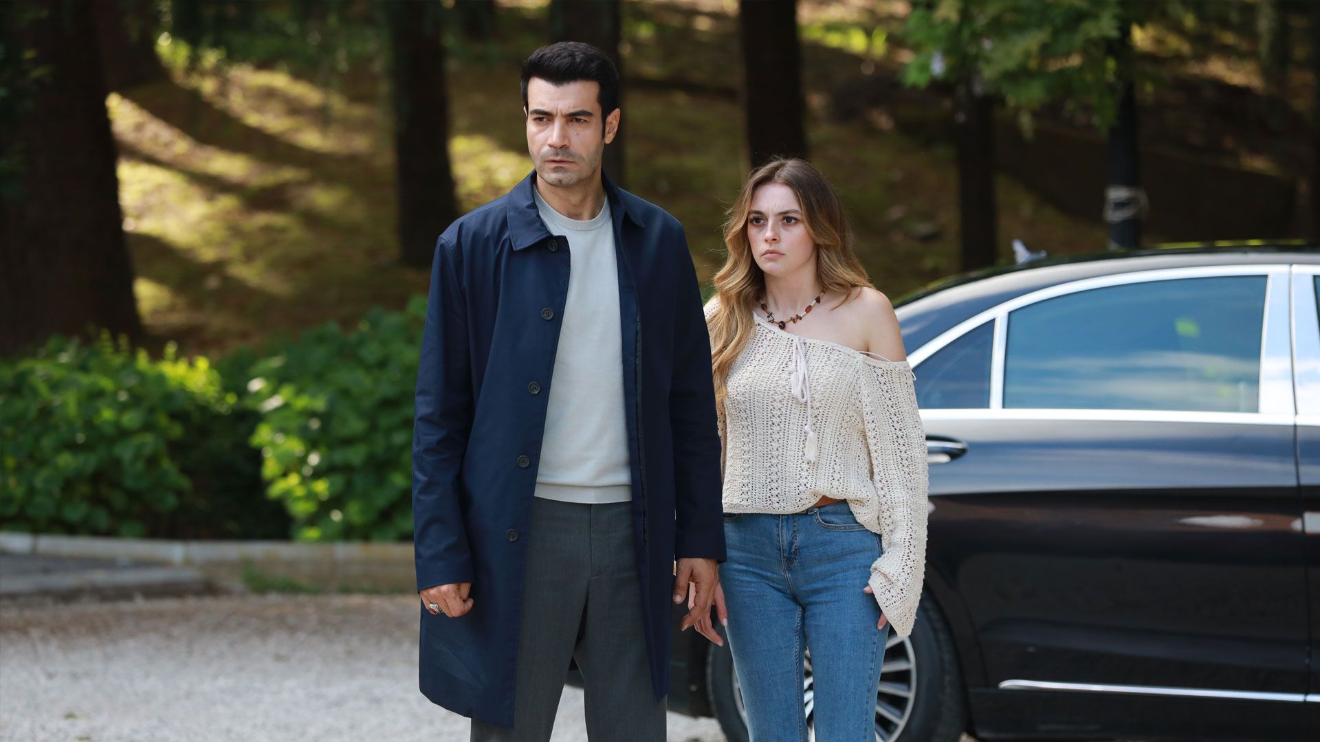 Murat Ünalmış (Gülcemal Şahin) e Melis Sezen (Deva Nakkaşoğlu) in una scena de La rosa della vendetta