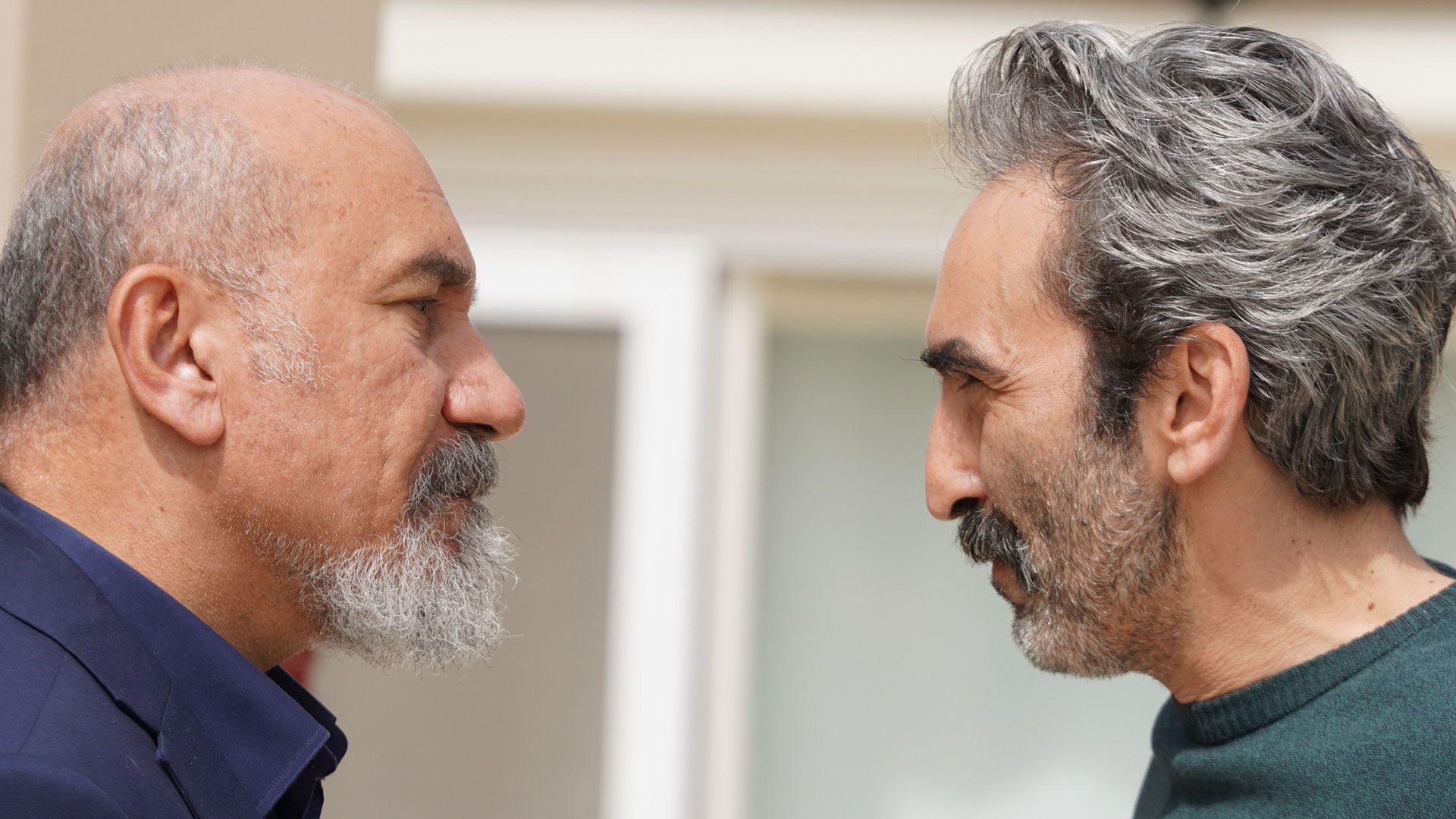 Mustafa Avkıran (Ali Galip Akıncı) e Fırat Tanış (Mehmet Koşaner) in una scena di Io sono Farah