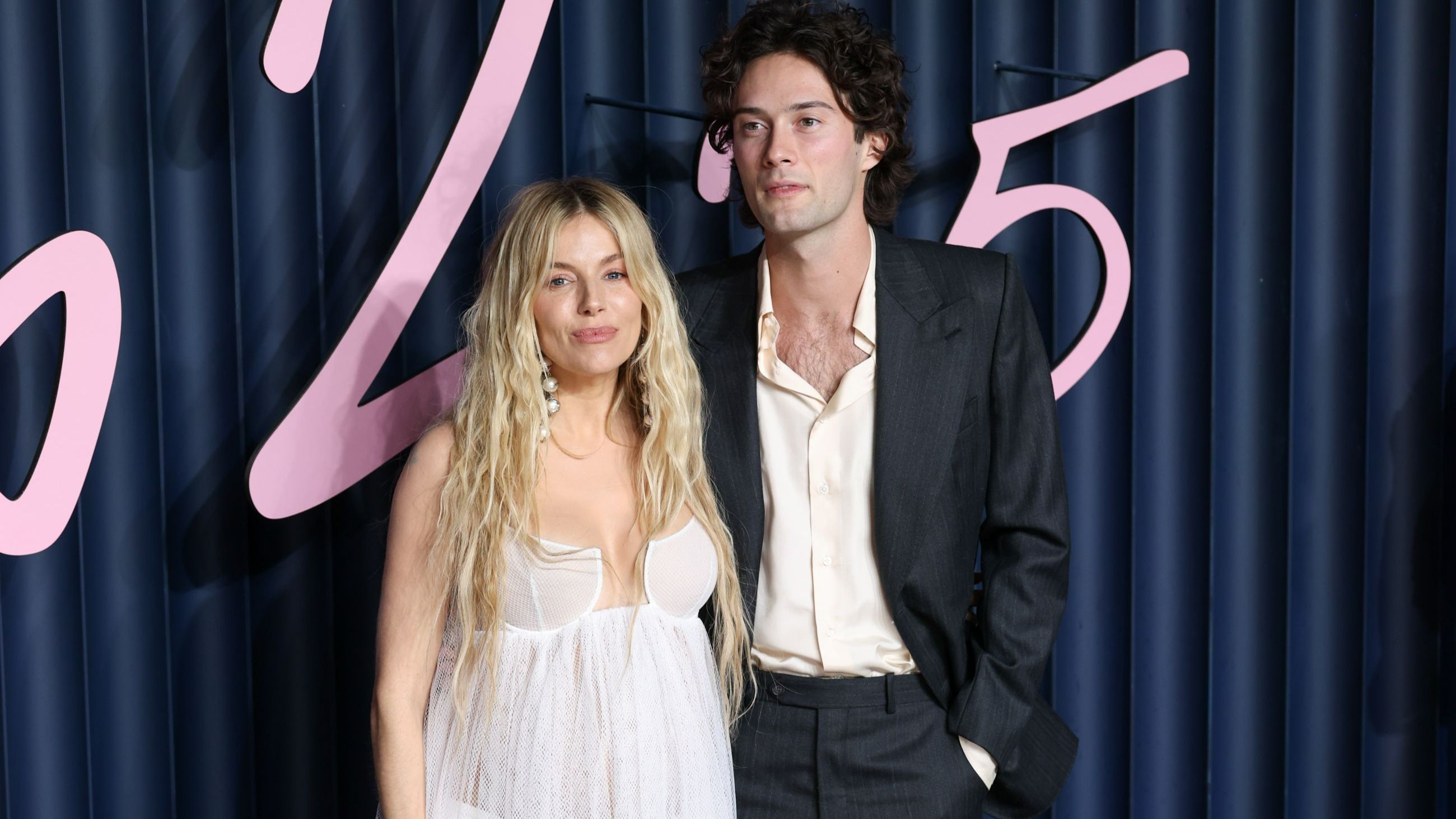 Sienna Miller e Oli Green ai British Fashion Awards 2025 - Credits Getty Images 