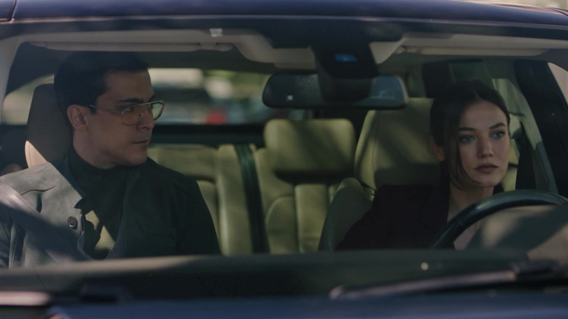 Omer e Ceylin in una scena di Segreti di famiglia 2