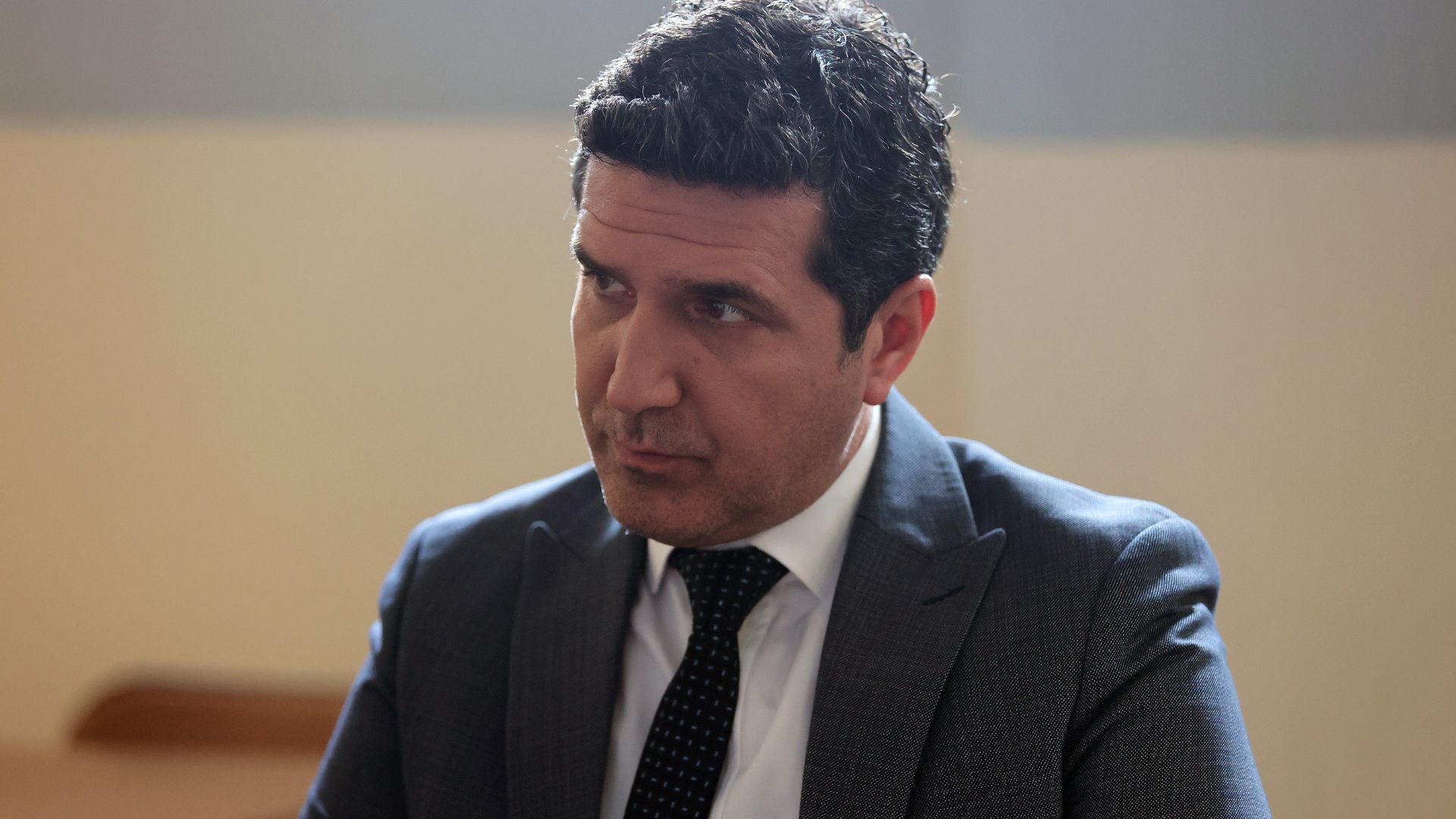 Baris Yalcin (Erol) in una scena di Far away