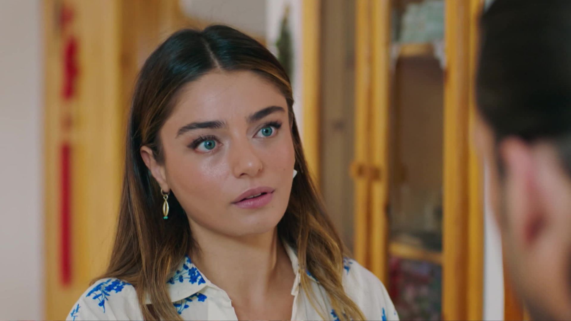 Ayca Aysin Turan (Haziran) in una scena di Be My Sunshine.