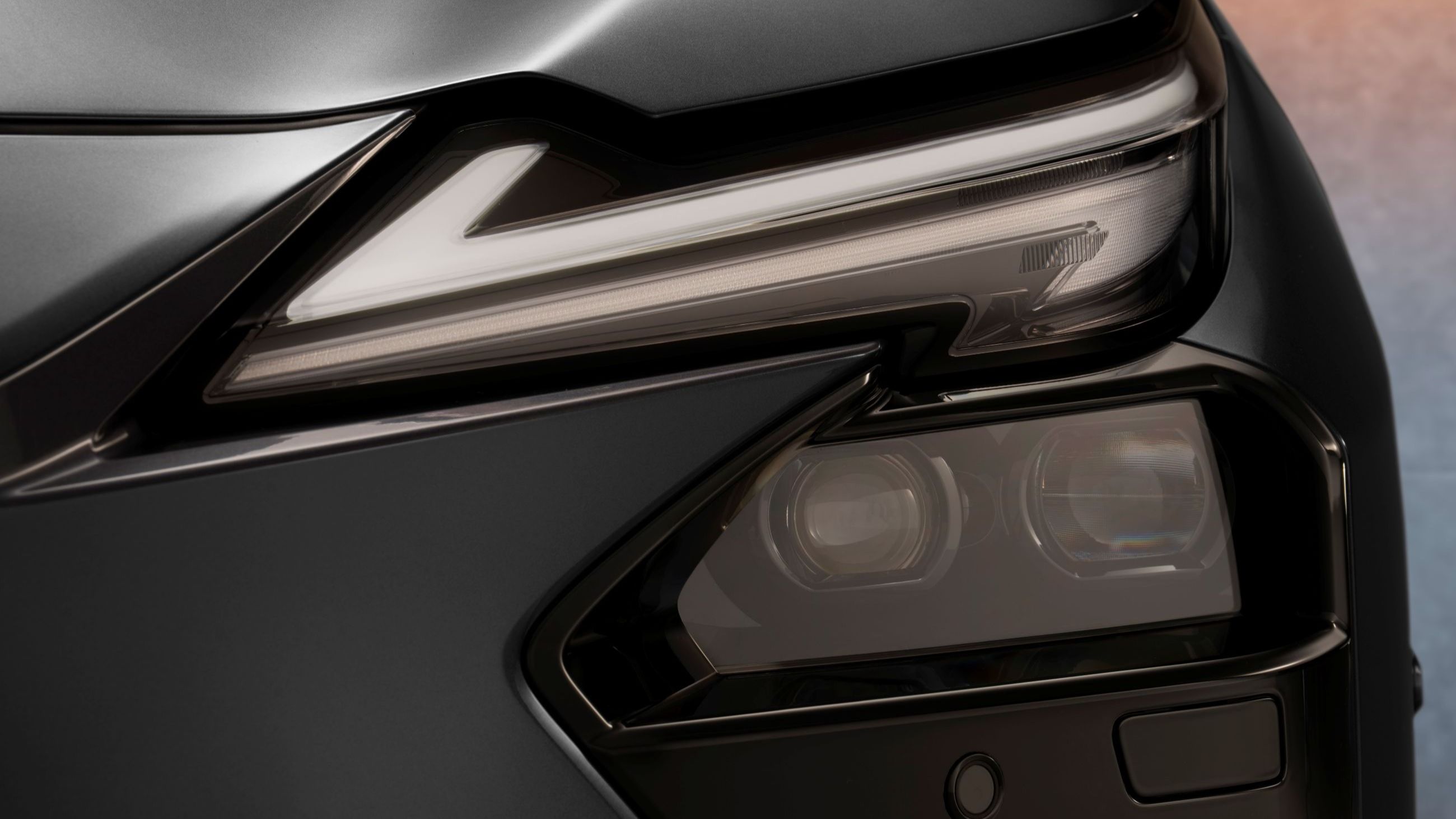 Dettaglio del gruppo ottico della nuova Lexus ES: il design come pensiero e applicazione del concetto di L-Finesse, la filosofia stilistica di Lexus basata su semplicità, eleganza e innovazione armoniosa. (Crediti: Lexus Italia) 