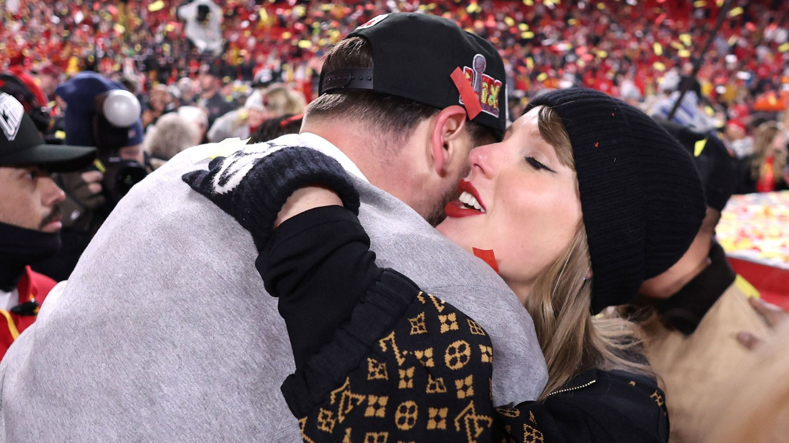 Taylor Swift festeggia con Travis Kelce #87 dei Kansas City Chiefs - Credits Getty Images