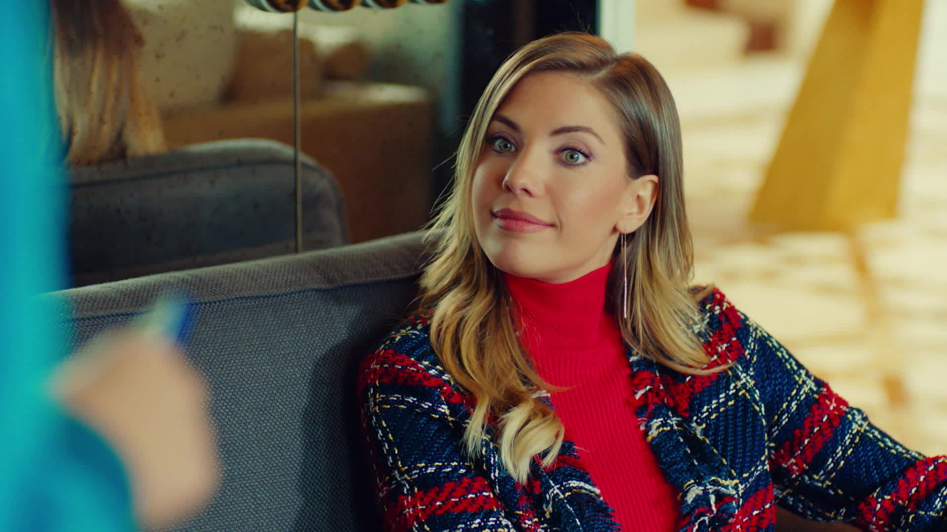 Yildiz (Eda Ece) in Forbidden Fruit 