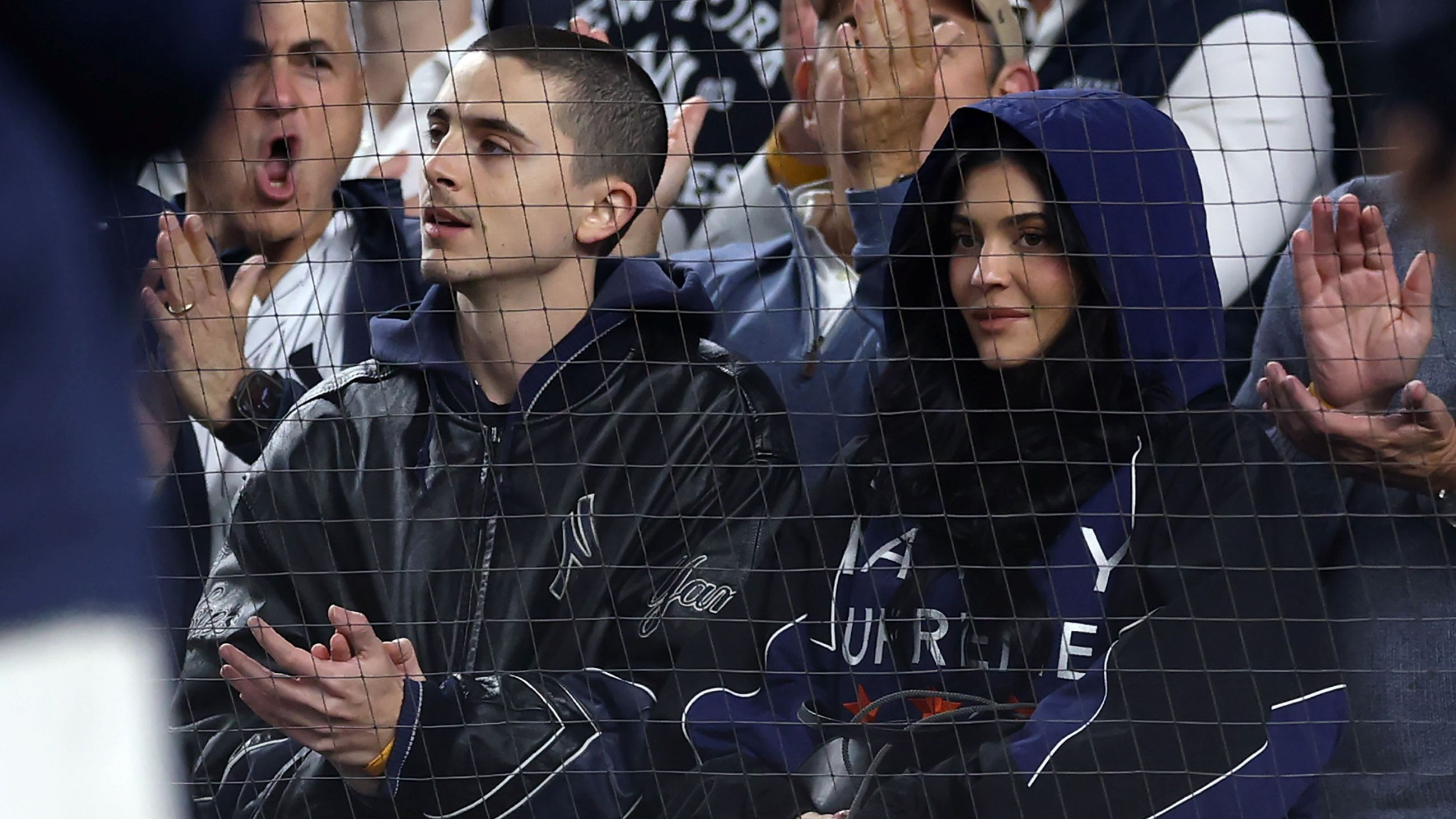 Timothée Chalamet e Kylie Jenner assistono al settimo inning della quarta partita della American League Division Series tra i New York Yankees e i Toronto Blue Jays - Credits Getty Images