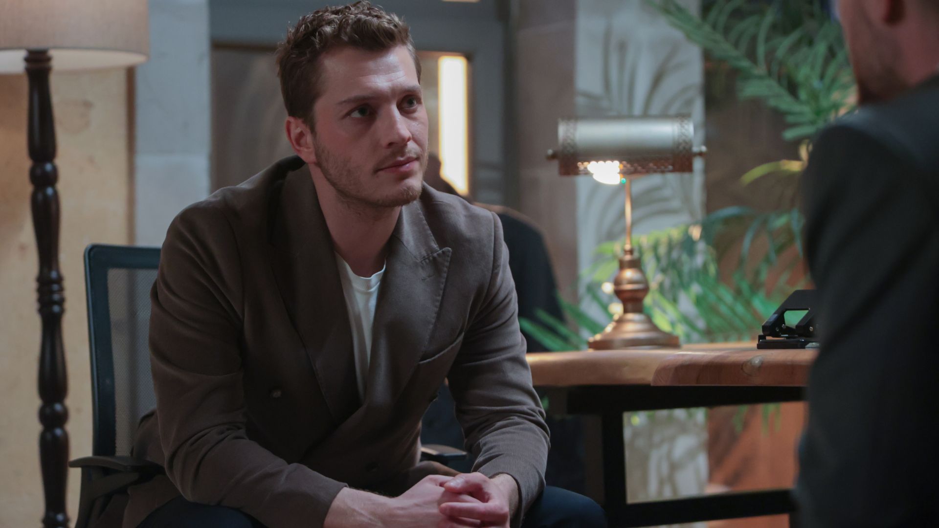 Burak Tozkoparan (Cihan) in una scena de La notte nel cuore