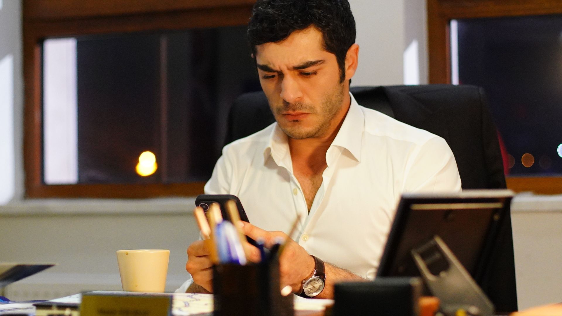 Burak Deniz (Mahir) in una scena di Racconto di una notte