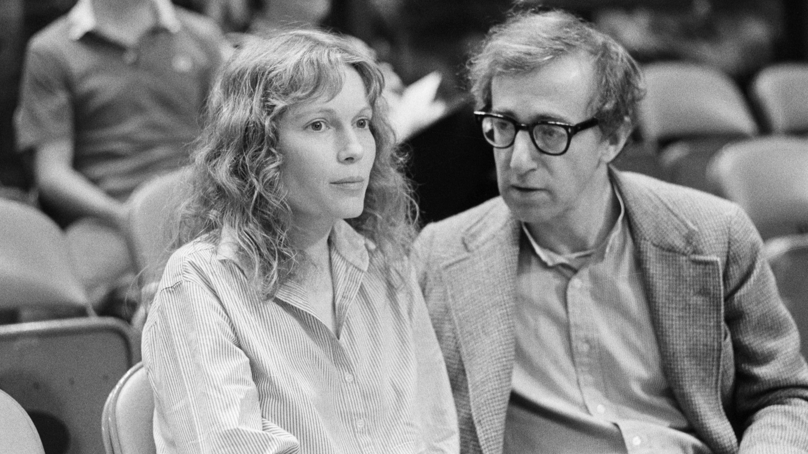 Mia Farrow e Woody Allen assistono a una partita di basket tra i New York Knicks e i Philadelphia 76ers al Madison Square Garden nel 1983 - Credits: Getty Images
