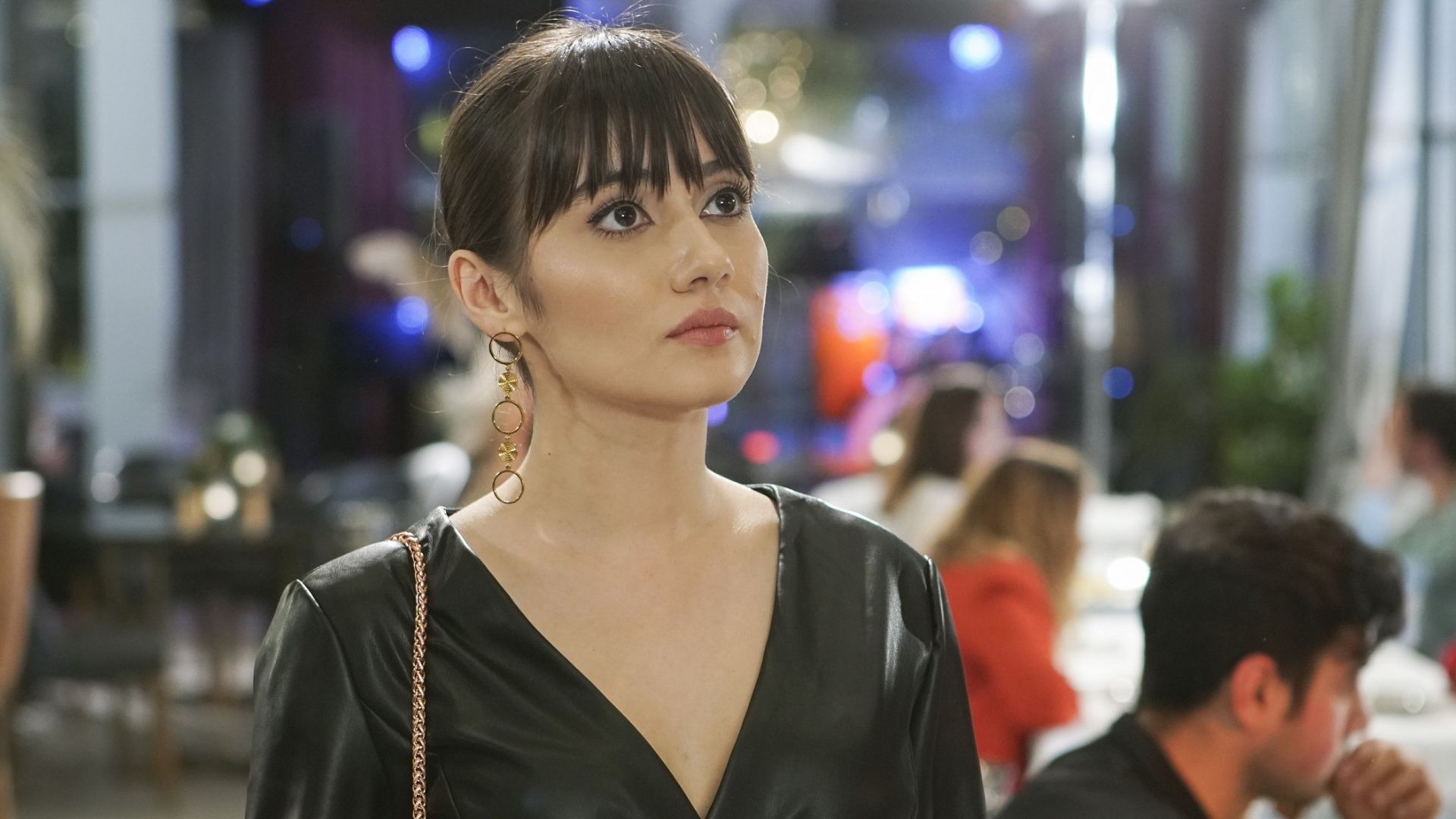 Sevda Erginci (Zeynep) in una scena di Forbidden Fruit 2